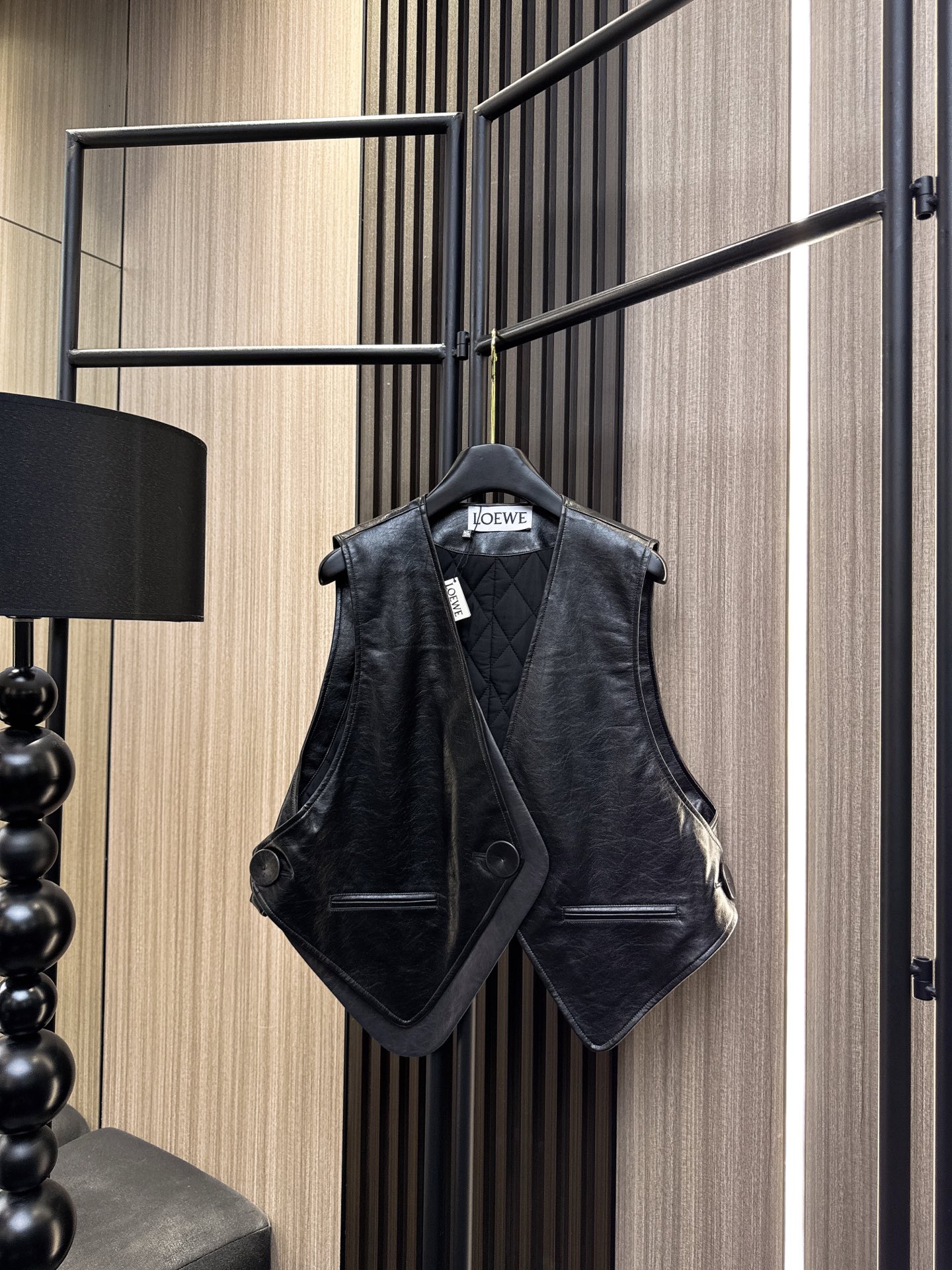 ✨✨✨LOEWE✨✨✨2025秋冬新款💫PU叠层设计马夹全新上市！独特倒三角下摆剪裁，尽显都市女性摩登魅