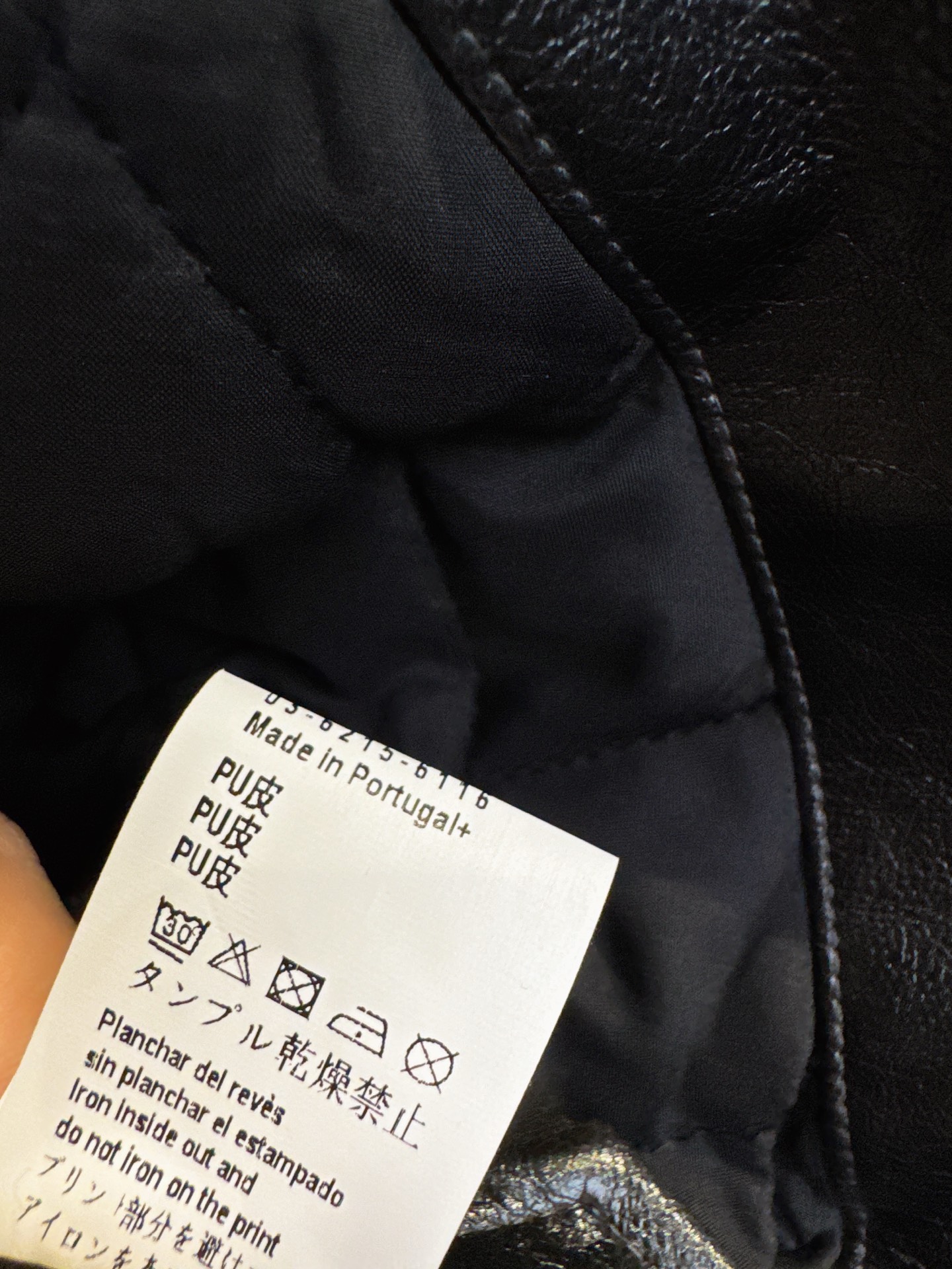 ✨✨✨LOEWE✨✨✨2025秋冬新款💫PU叠层设计马夹全新上市！独特倒三角下摆剪裁，尽显都市女性摩登魅