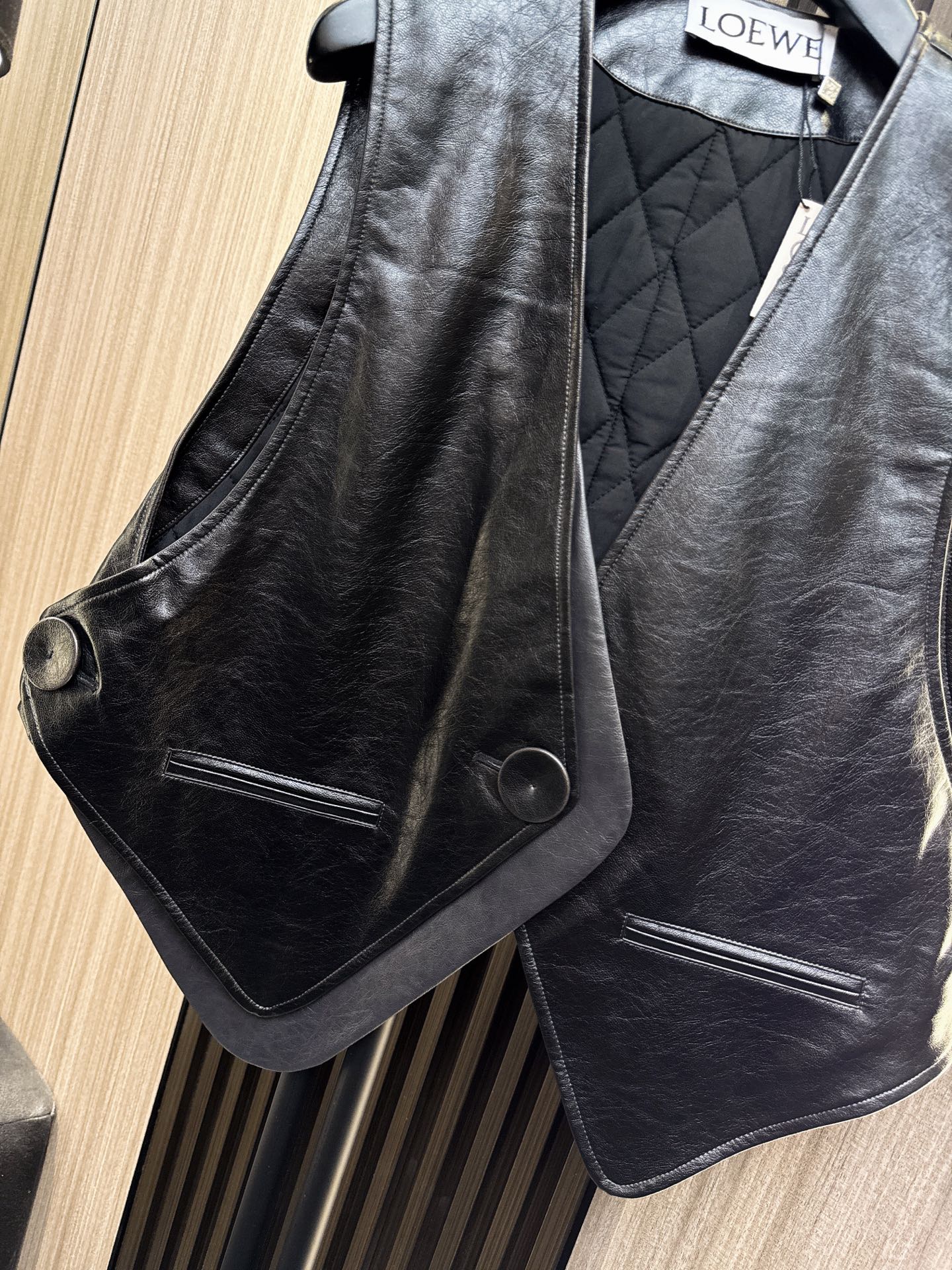 ✨✨✨LOEWE✨✨✨2025秋冬新款💫PU叠层设计马夹全新上市！独特倒三角下摆剪裁，尽显都市女性摩登魅