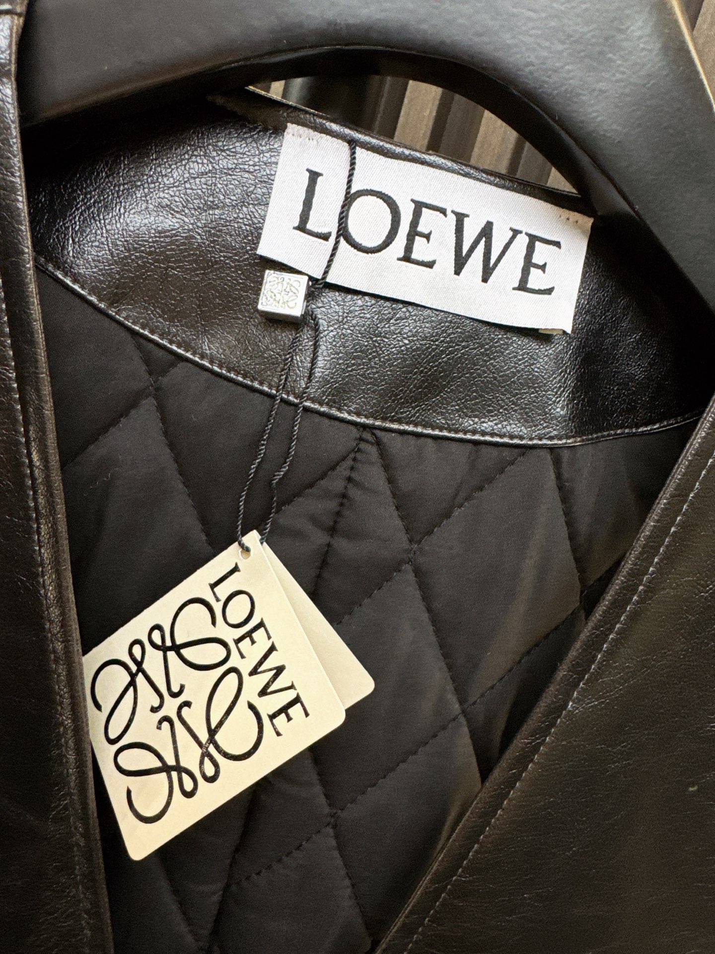 ✨✨✨LOEWE✨✨✨2025秋冬新款💫PU叠层设计马夹全新上市！独特倒三角下摆剪裁，尽显都市女性摩登魅