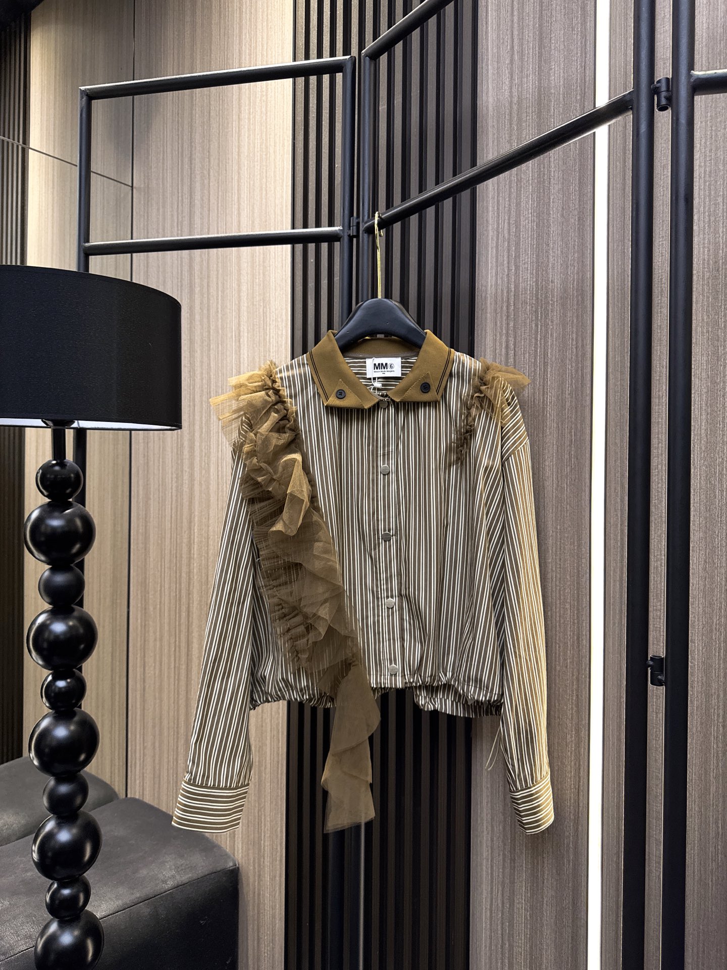 ✨✨✨MM6✨✨✨2025秋冬新款💫 网纱花边拼接条纹翻领衬衫，演绎优雅与个性的完美碰撞！✨精选透气网纱