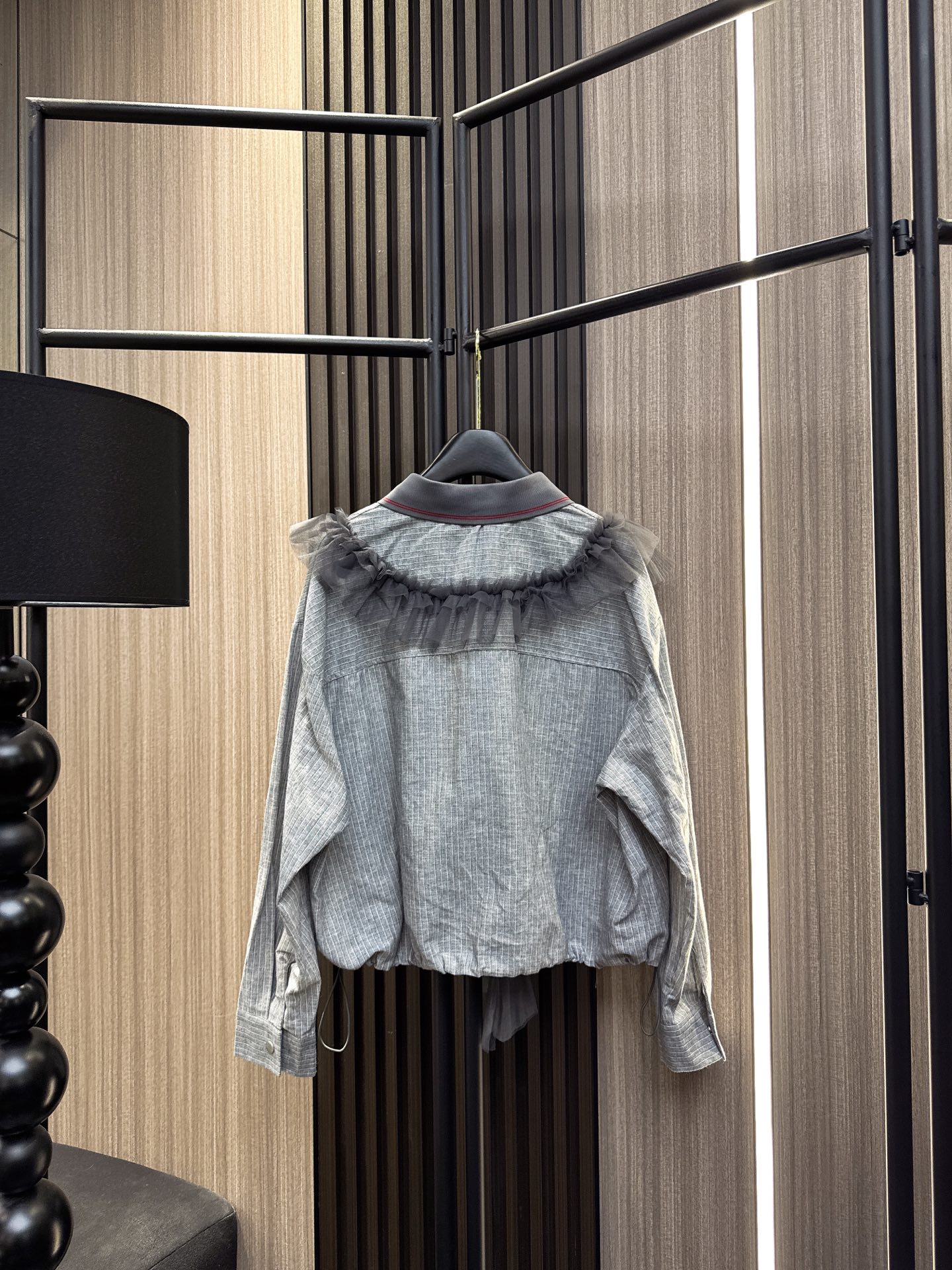 ✨✨✨MM6✨✨✨2025秋冬新款💫 网纱花边拼接条纹翻领衬衫，演绎优雅与个性的完美碰撞！✨精选透气网纱