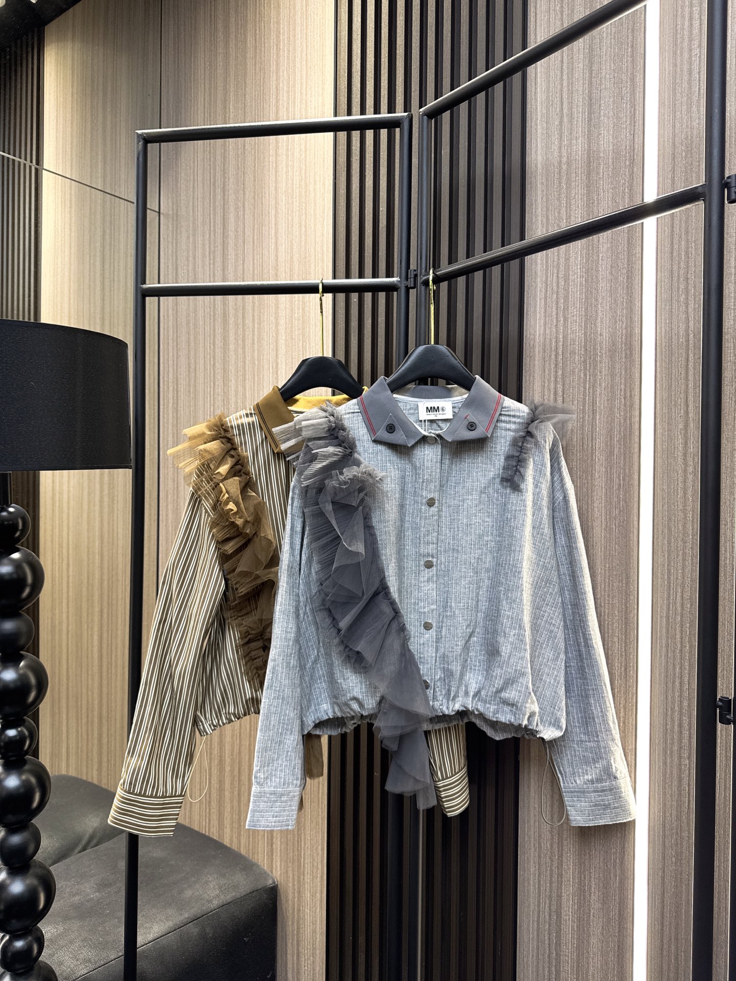 ✨✨✨MM6✨✨✨2025秋冬新款💫 网纱花边拼接条纹翻领衬衫，演绎优雅与个性的完美碰撞！✨精选透气网纱