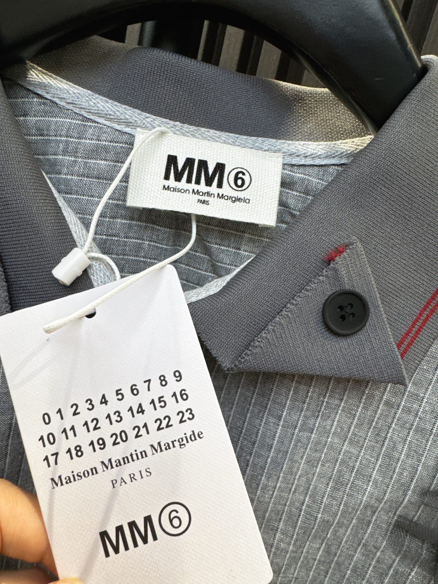 ✨✨✨MM6✨✨✨2025秋冬新款💫 网纱花边拼接条纹翻领衬衫，演绎优雅与个性的完美碰撞！✨精选透气网纱