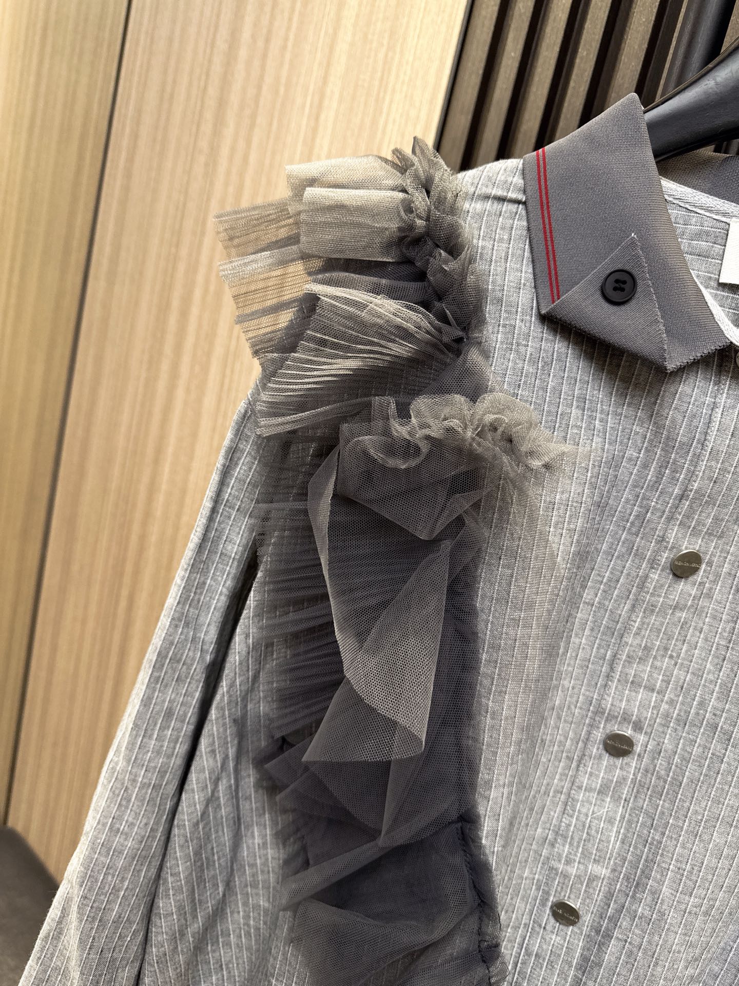 ✨✨✨MM6✨✨✨2025秋冬新款💫 网纱花边拼接条纹翻领衬衫，演绎优雅与个性的完美碰撞！✨精选透气网纱