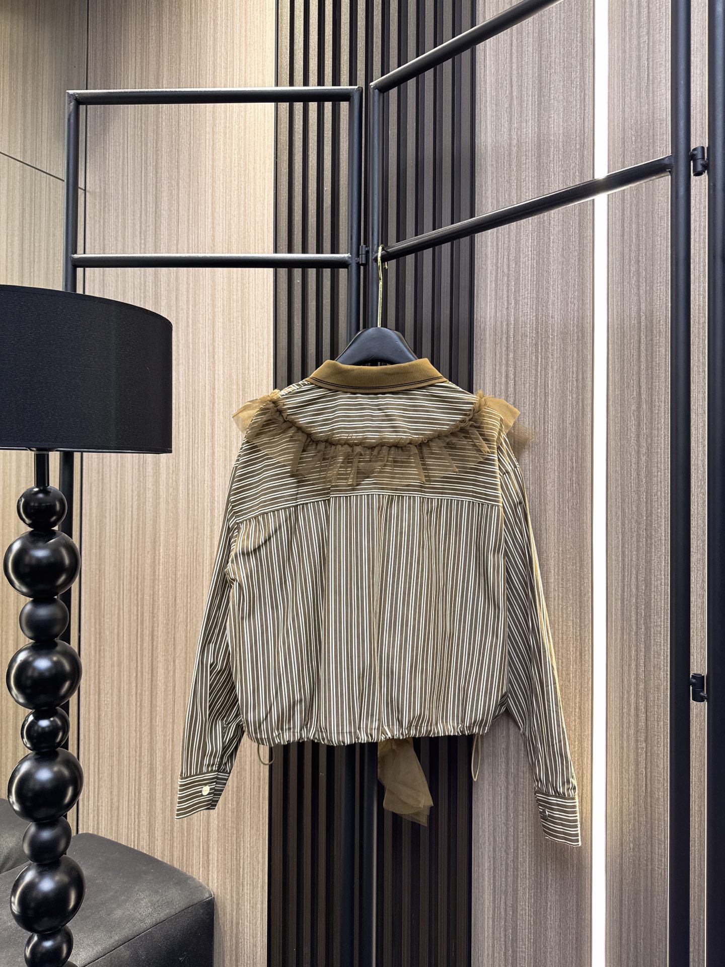 ✨✨✨MM6✨✨✨2025秋冬新款💫 网纱花边拼接条纹翻领衬衫，演绎优雅与个性的完美碰撞！✨精选透气网纱