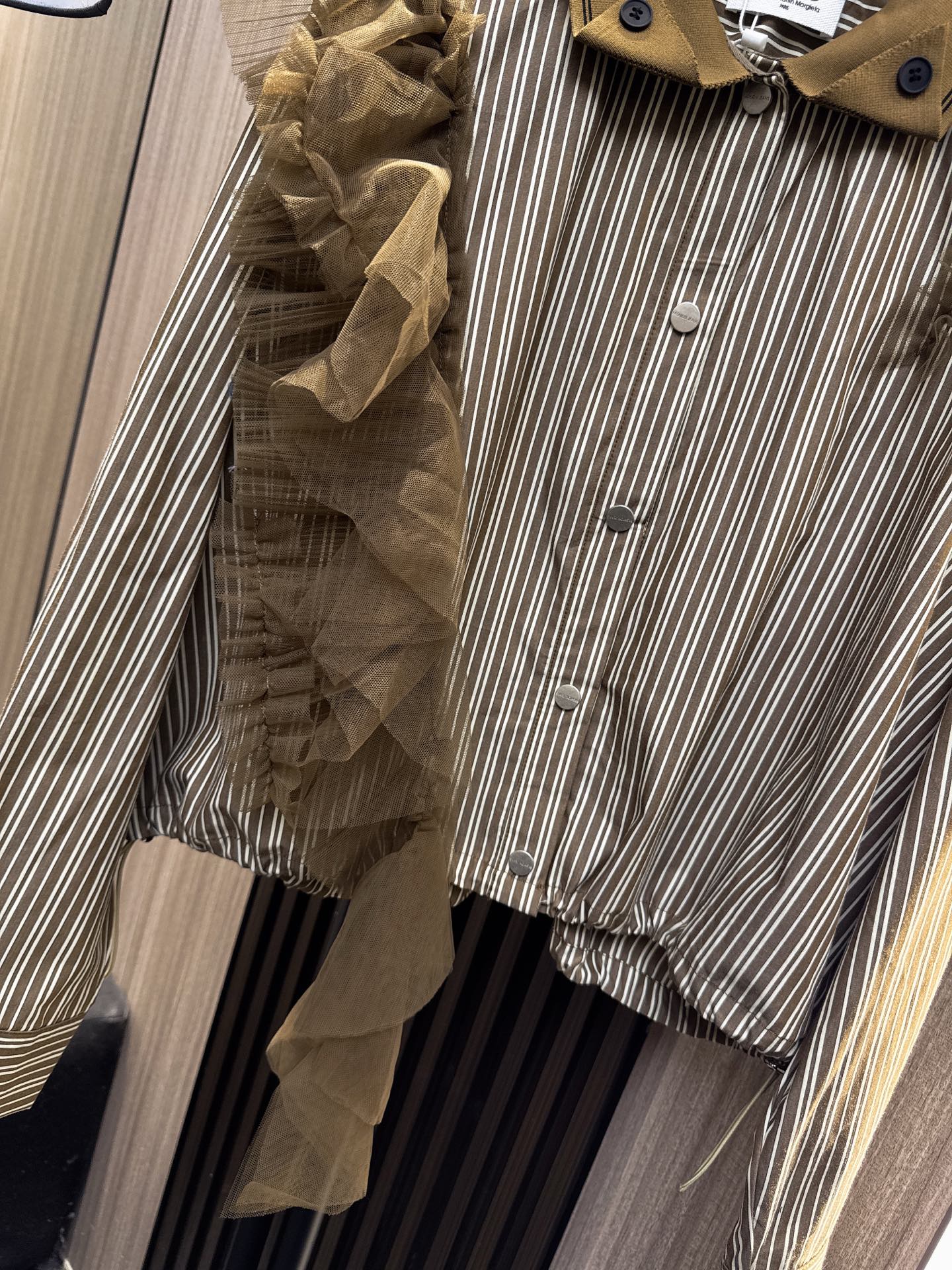 ✨✨✨MM6✨✨✨2025秋冬新款💫 网纱花边拼接条纹翻领衬衫，演绎优雅与个性的完美碰撞！✨精选透气网纱