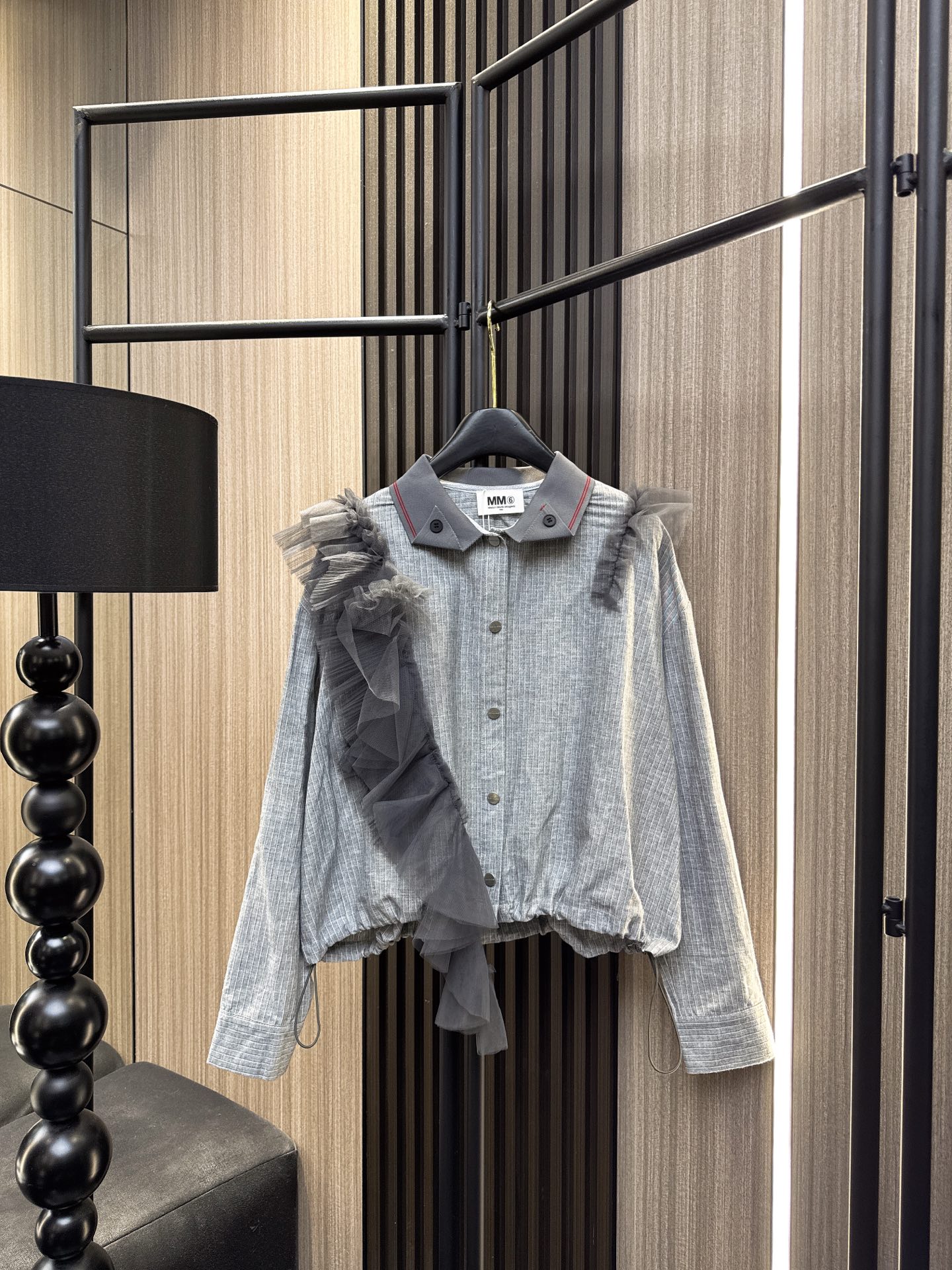 ✨✨✨MM6✨✨✨2025秋冬新款💫 网纱花边拼接条纹翻领衬衫，演绎优雅与个性的完美碰撞！✨精选透气网纱