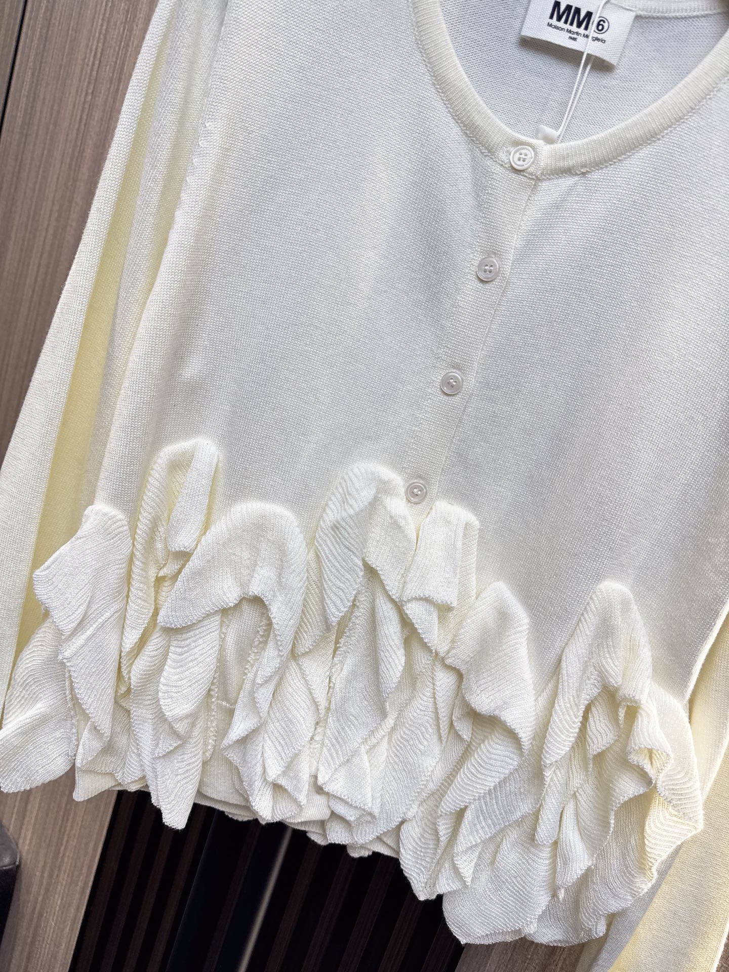 ✨✨✨MM6✨✨✨2025秋冬新款💫 70%羊毛+30%棉混纺温暖开衫，轻柔包裹每一寸肌肤！同色系流苏下