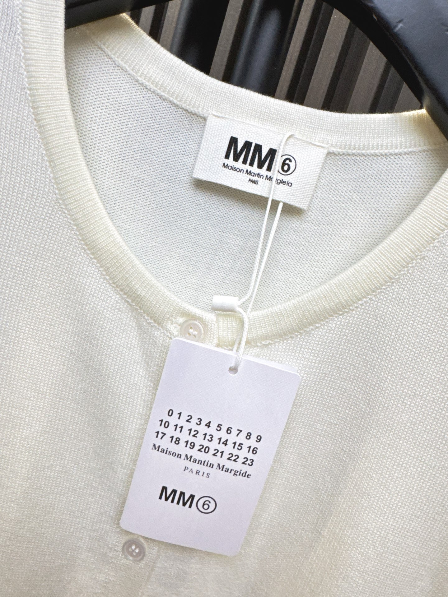 ✨✨✨MM6✨✨✨2025秋冬新款💫 70%羊毛+30%棉混纺温暖开衫，轻柔包裹每一寸肌肤！同色系流苏下