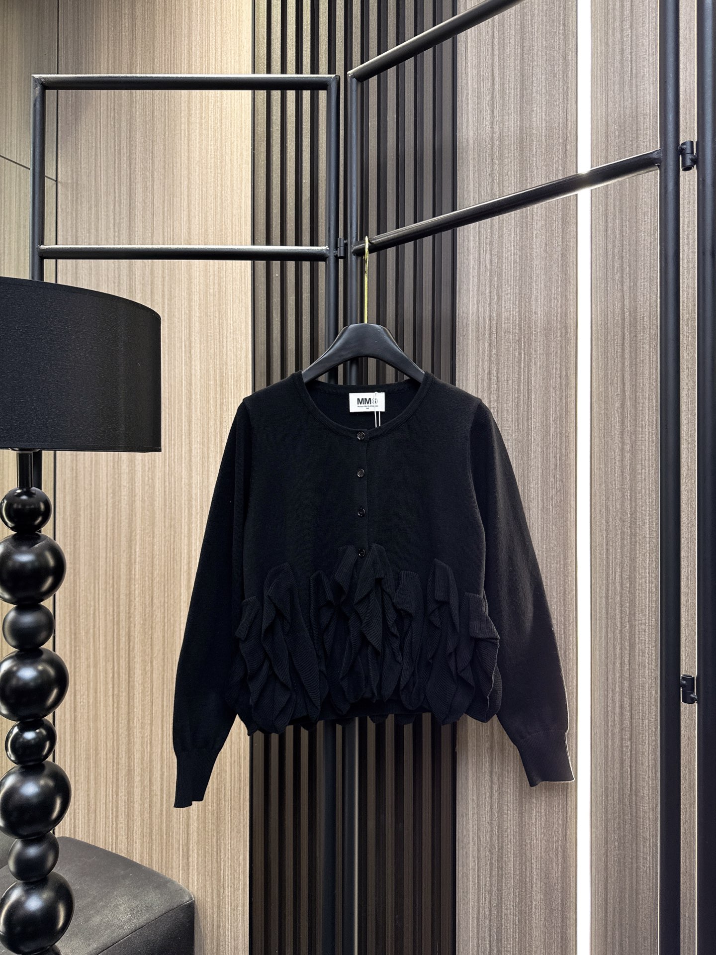 ✨✨✨MM6✨✨✨2025秋冬新款💫 70%羊毛+30%棉混纺温暖开衫，轻柔包裹每一寸肌肤！同色系流苏下