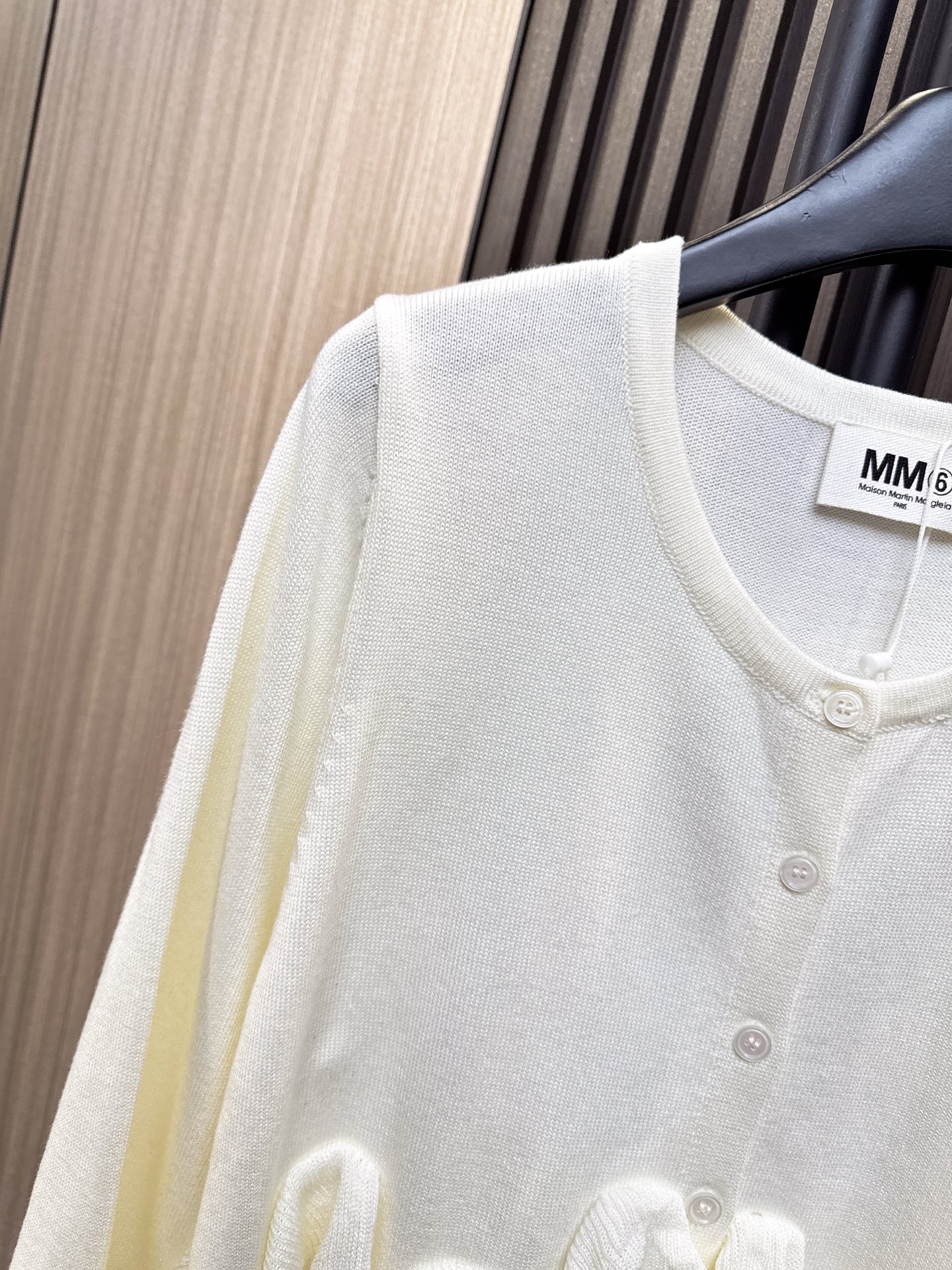 ✨✨✨MM6✨✨✨2025秋冬新款💫 70%羊毛+30%棉混纺温暖开衫，轻柔包裹每一寸肌肤！同色系流苏下