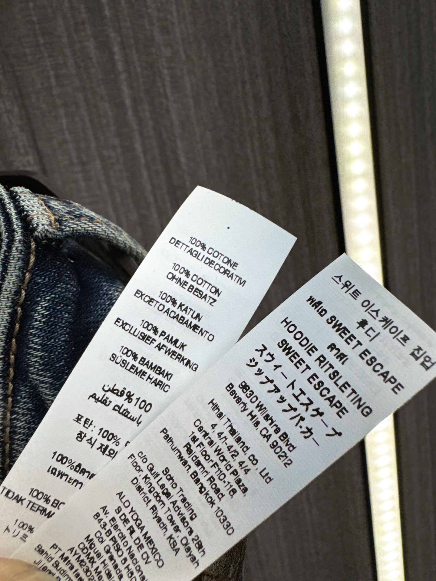 ✨✨✨alo✨✨✨2025秋冬新款💫 潮流新品到店！这款alo撞色流苏皮带设计的小脚破洞牛仔裤，将街头风