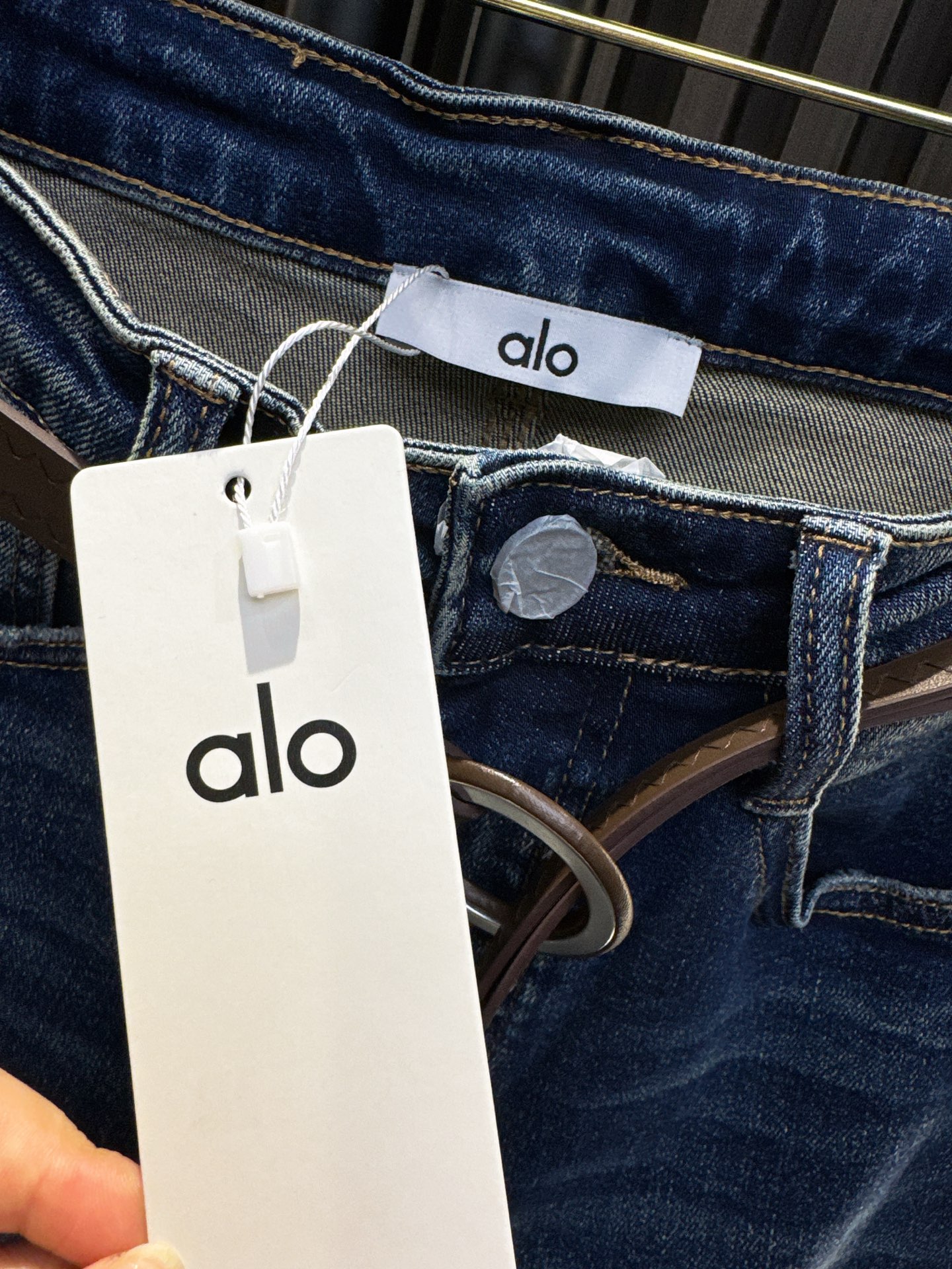 ✨✨✨alo✨✨✨2025秋冬新款💫 潮流新品到店！这款alo撞色流苏皮带设计的小脚破洞牛仔裤，将街头风