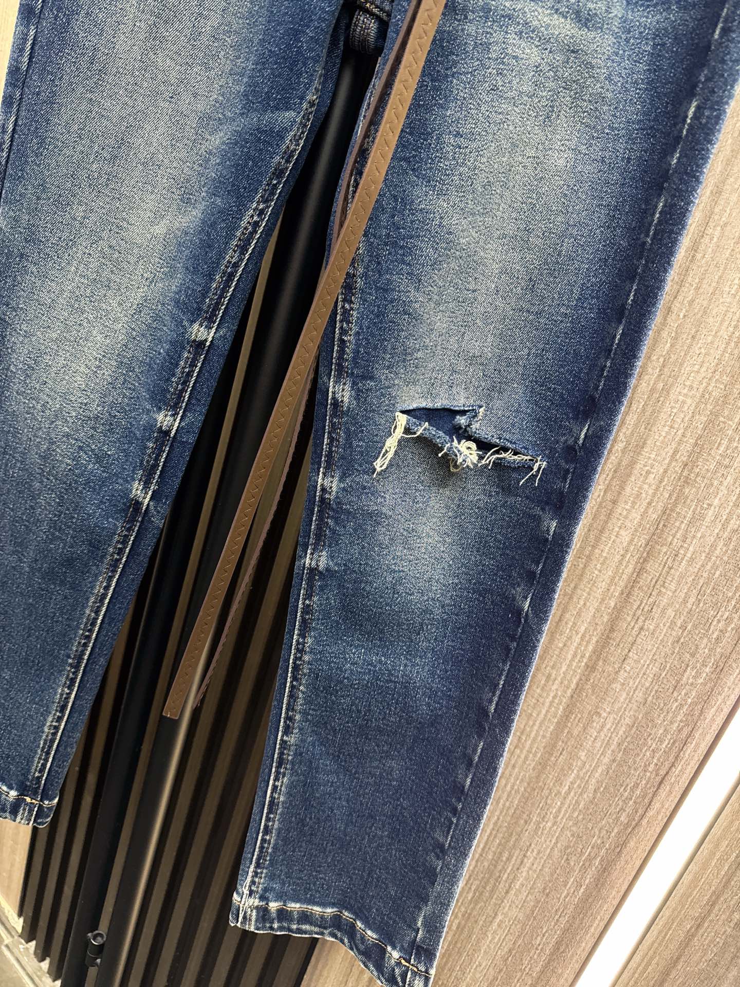 ✨✨✨alo✨✨✨2025秋冬新款💫 潮流新品到店！这款alo撞色流苏皮带设计的小脚破洞牛仔裤，将街头风