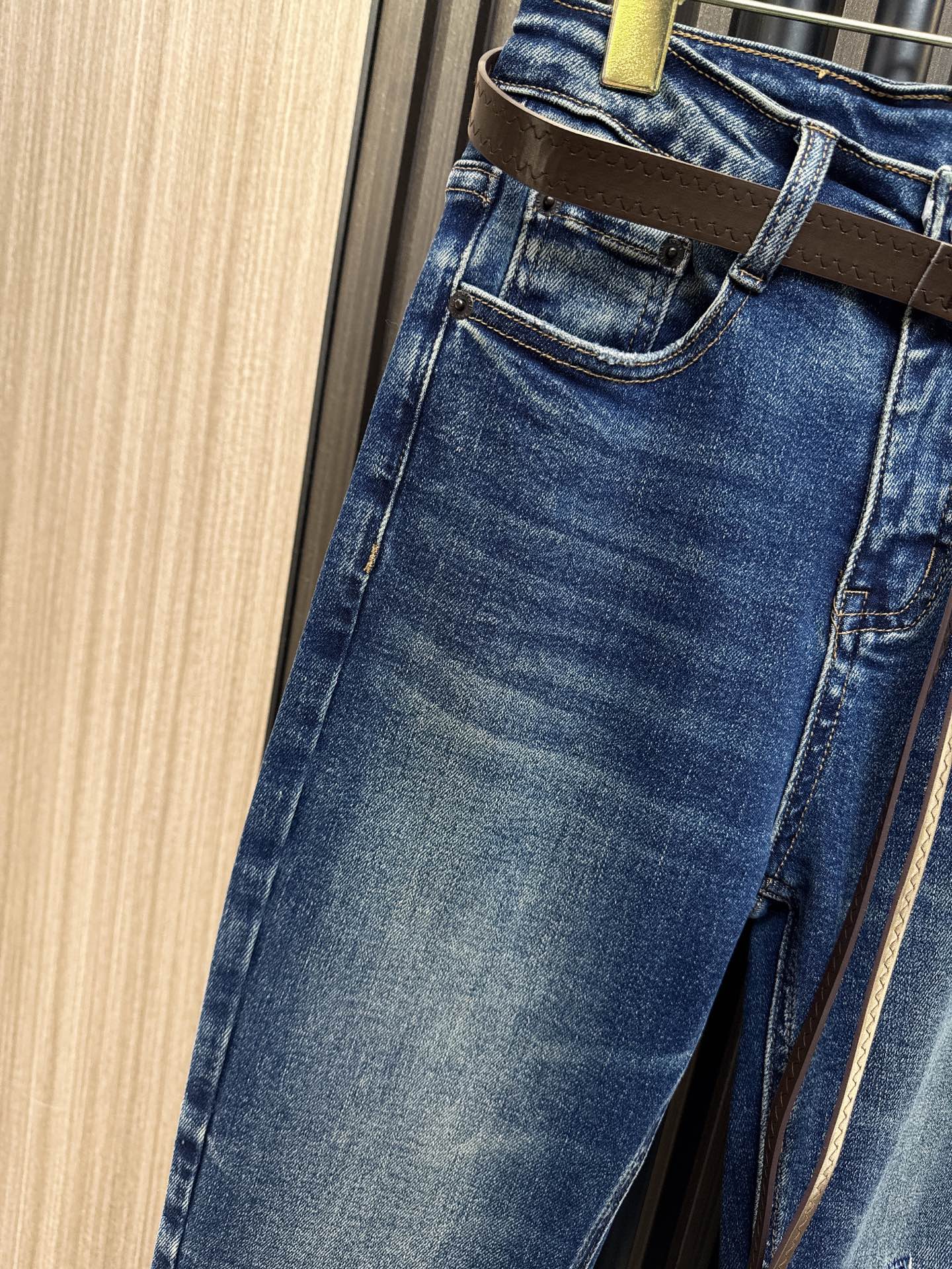 ✨✨✨alo✨✨✨2025秋冬新款💫 潮流新品到店！这款alo撞色流苏皮带设计的小脚破洞牛仔裤，将街头风