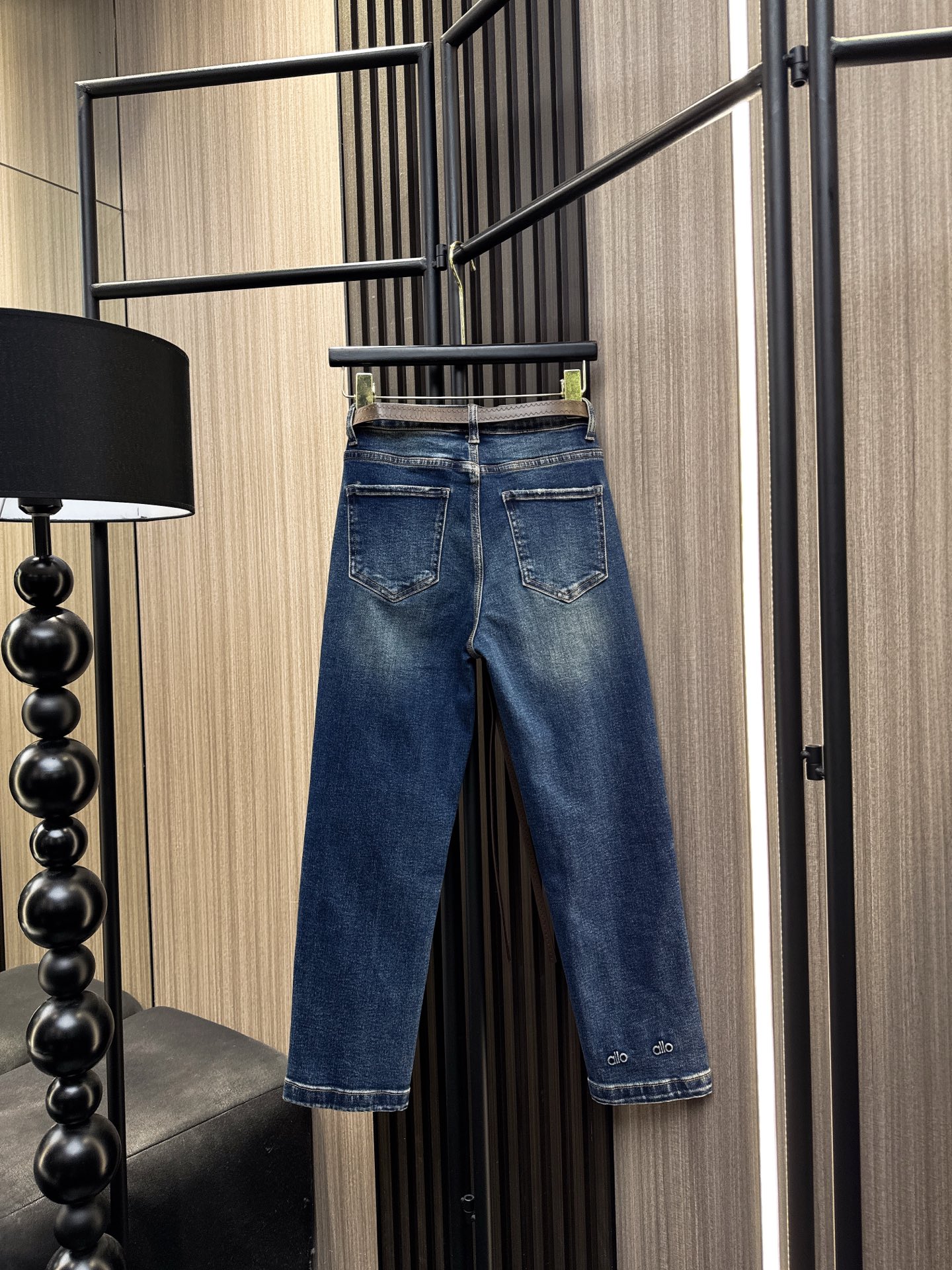 ✨✨✨alo✨✨✨2025秋冬新款💫 潮流新品到店！这款alo撞色流苏皮带设计的小脚破洞牛仔裤，将街头风