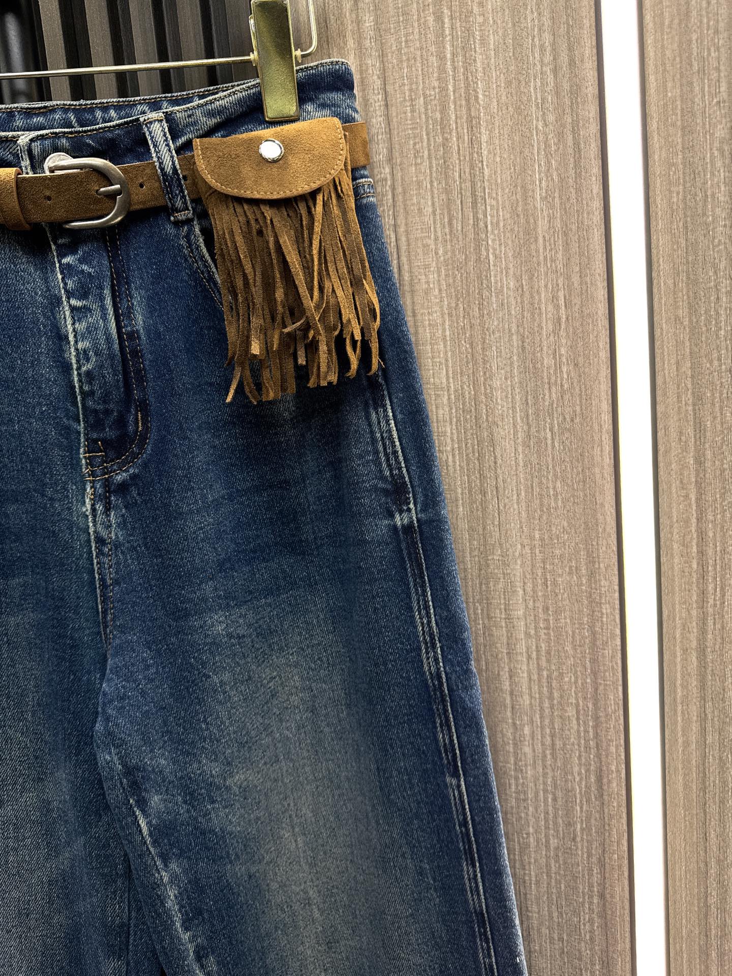 ✨✨✨LOEWE✨✨✨2025秋冬新款💫皮带流苏腰包搭配水洗直筒牛仔裤，打造时尚潮流女装造型。精选优质面