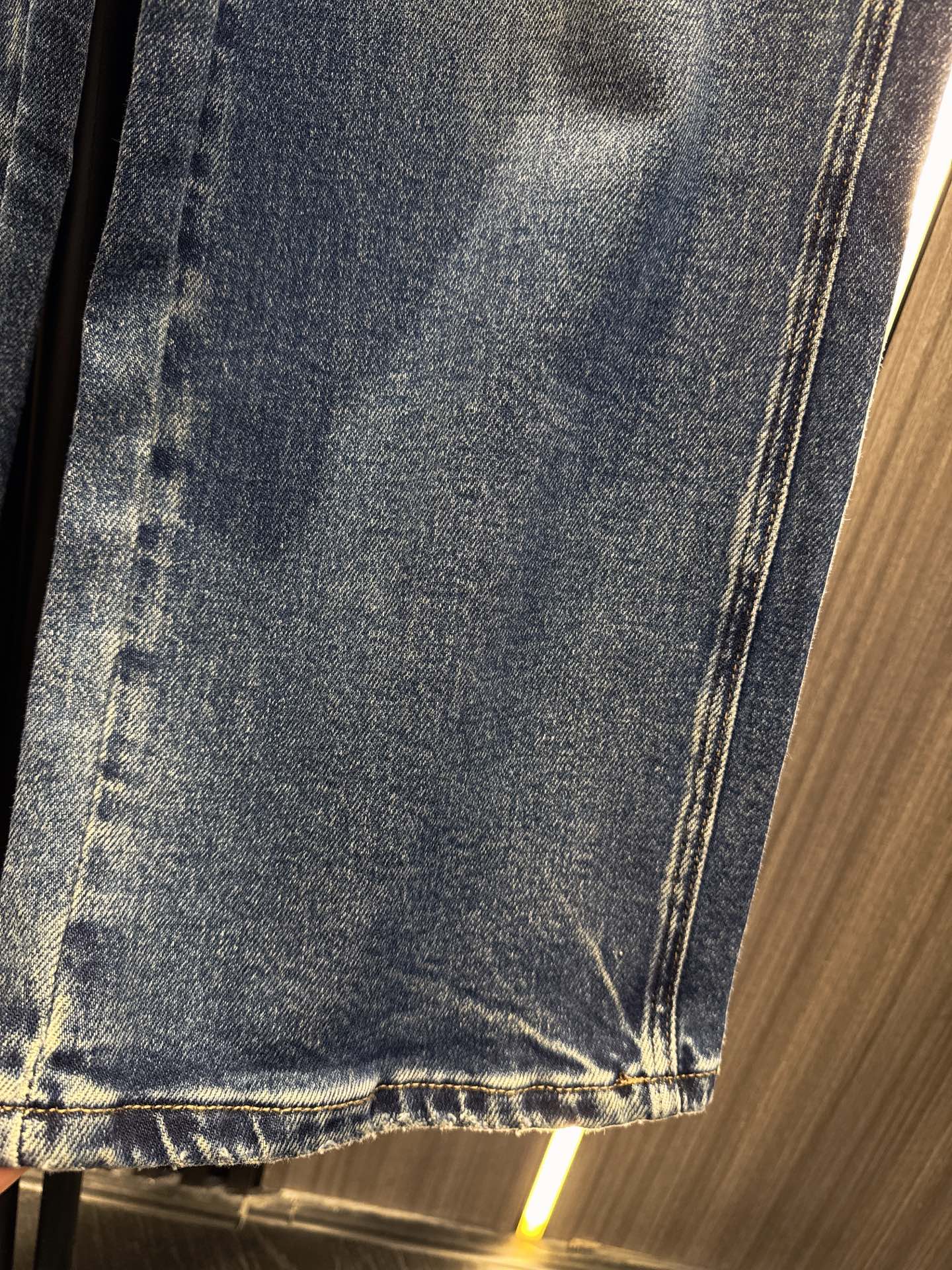 ✨✨✨LOEWE✨✨✨2025秋冬新款💫皮带流苏腰包搭配水洗直筒牛仔裤，打造时尚潮流女装造型。精选优质面