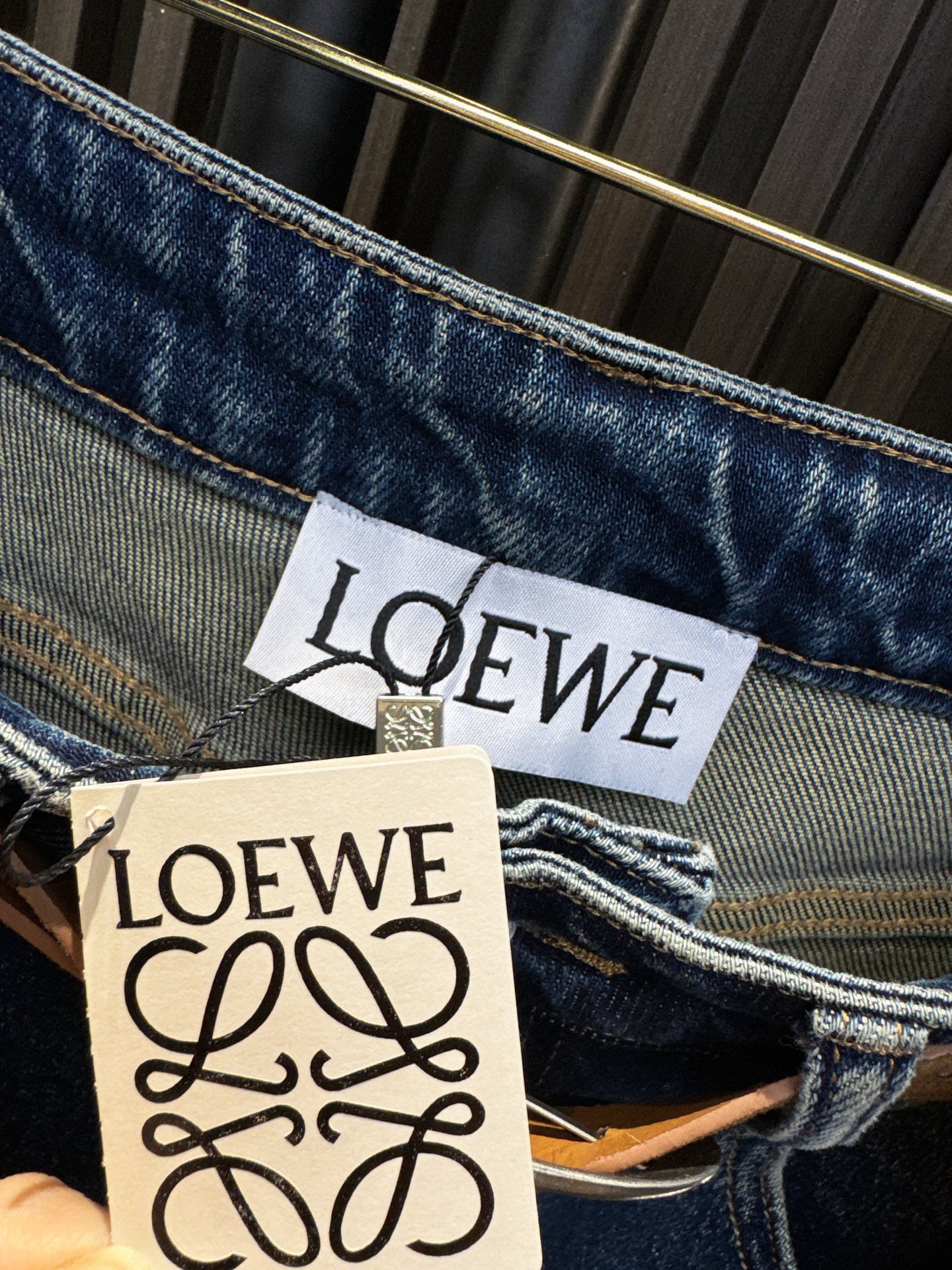 ✨✨✨LOEWE✨✨✨2025秋冬新款💫皮带流苏腰包搭配水洗直筒牛仔裤，打造时尚潮流女装造型。精选优质面