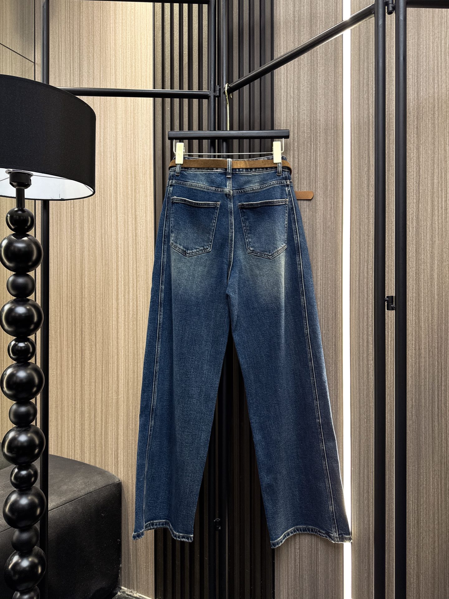 ✨✨✨LOEWE✨✨✨2025秋冬新款💫皮带流苏腰包搭配水洗直筒牛仔裤，打造时尚潮流女装造型。精选优质面