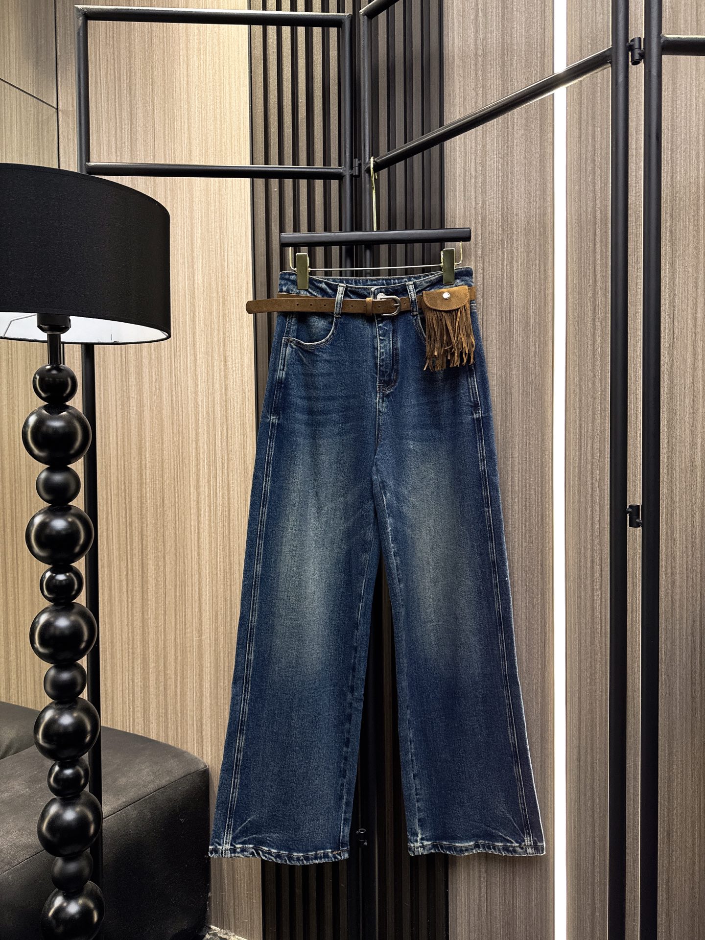 ✨✨✨LOEWE✨✨✨2025秋冬新款💫皮带流苏腰包搭配水洗直筒牛仔裤，打造时尚潮流女装造型。精选优质面
