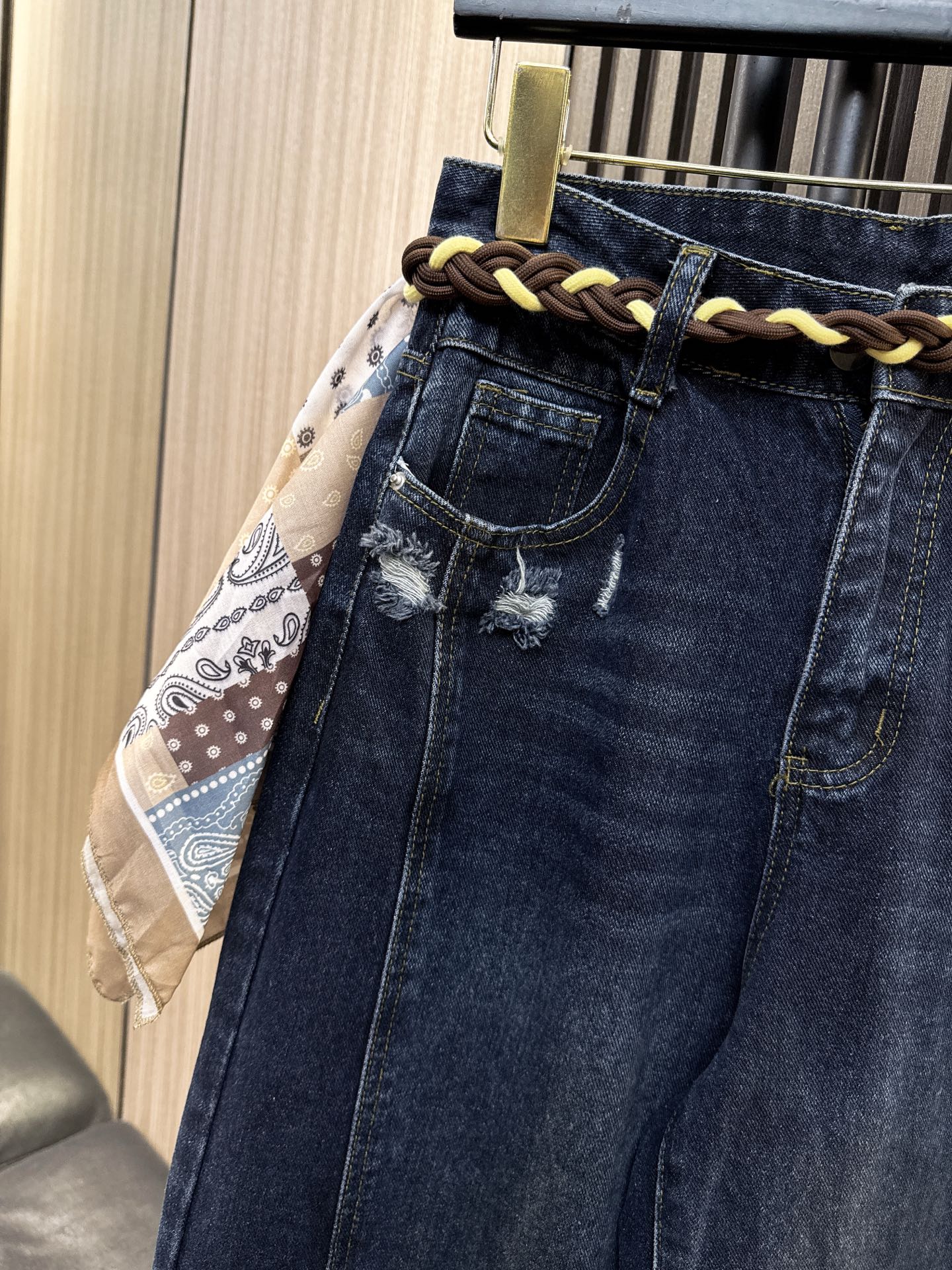 ✨✨✨QOY✨✨✨2025秋冬新款💫 编织绳腰带撞色丝巾直筒阔腿牛仔裤上新！精致编织绳腰带勾勒纤细腰线，