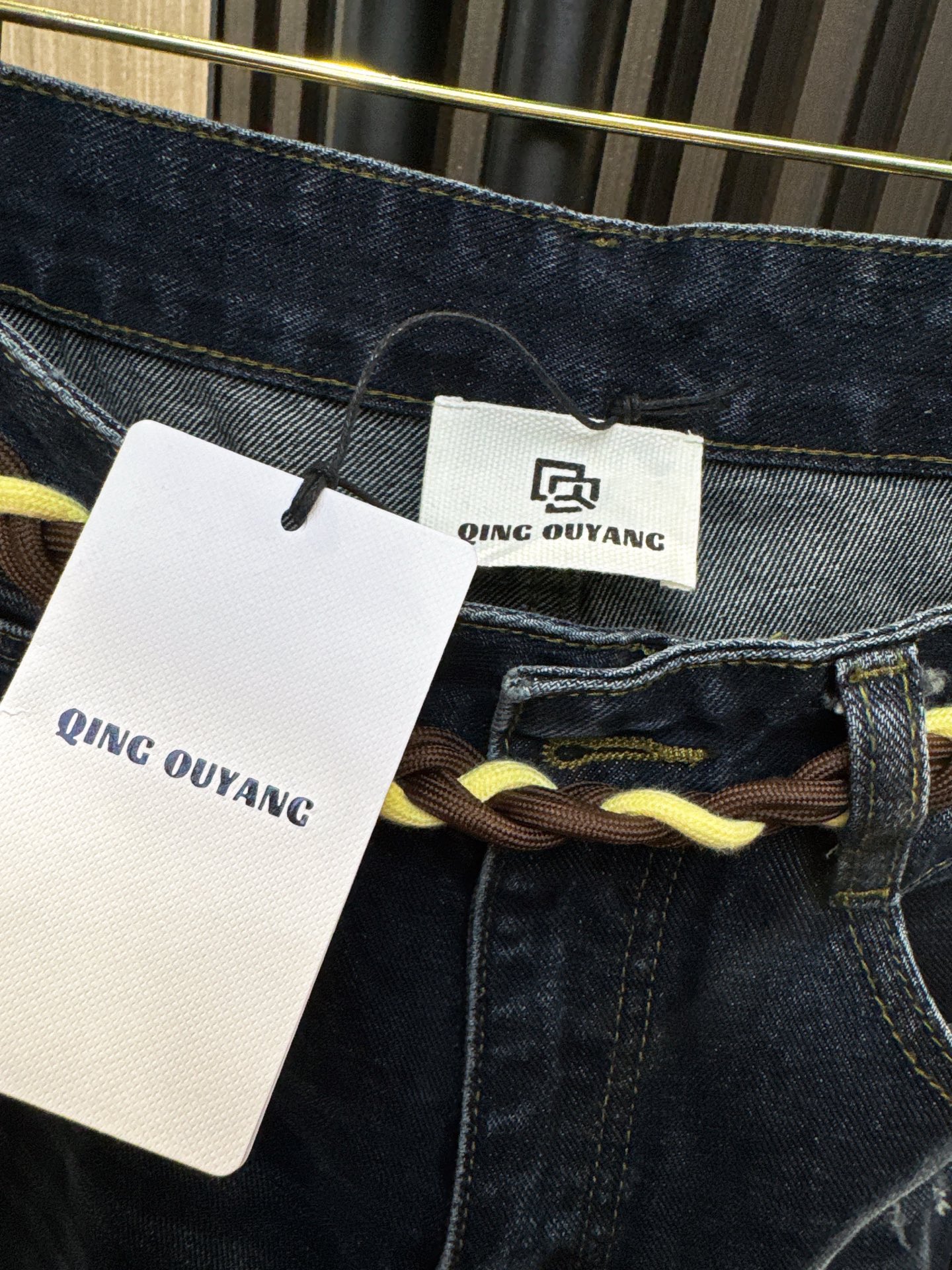 ✨✨✨QOY✨✨✨2025秋冬新款💫 编织绳腰带撞色丝巾直筒阔腿牛仔裤上新！精致编织绳腰带勾勒纤细腰线，