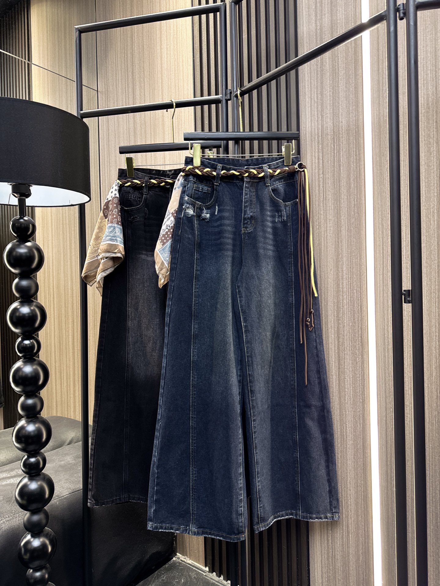 ✨✨✨QOY✨✨✨2025秋冬新款💫 编织绳腰带撞色丝巾直筒阔腿牛仔裤上新！精致编织绳腰带勾勒纤细腰线，