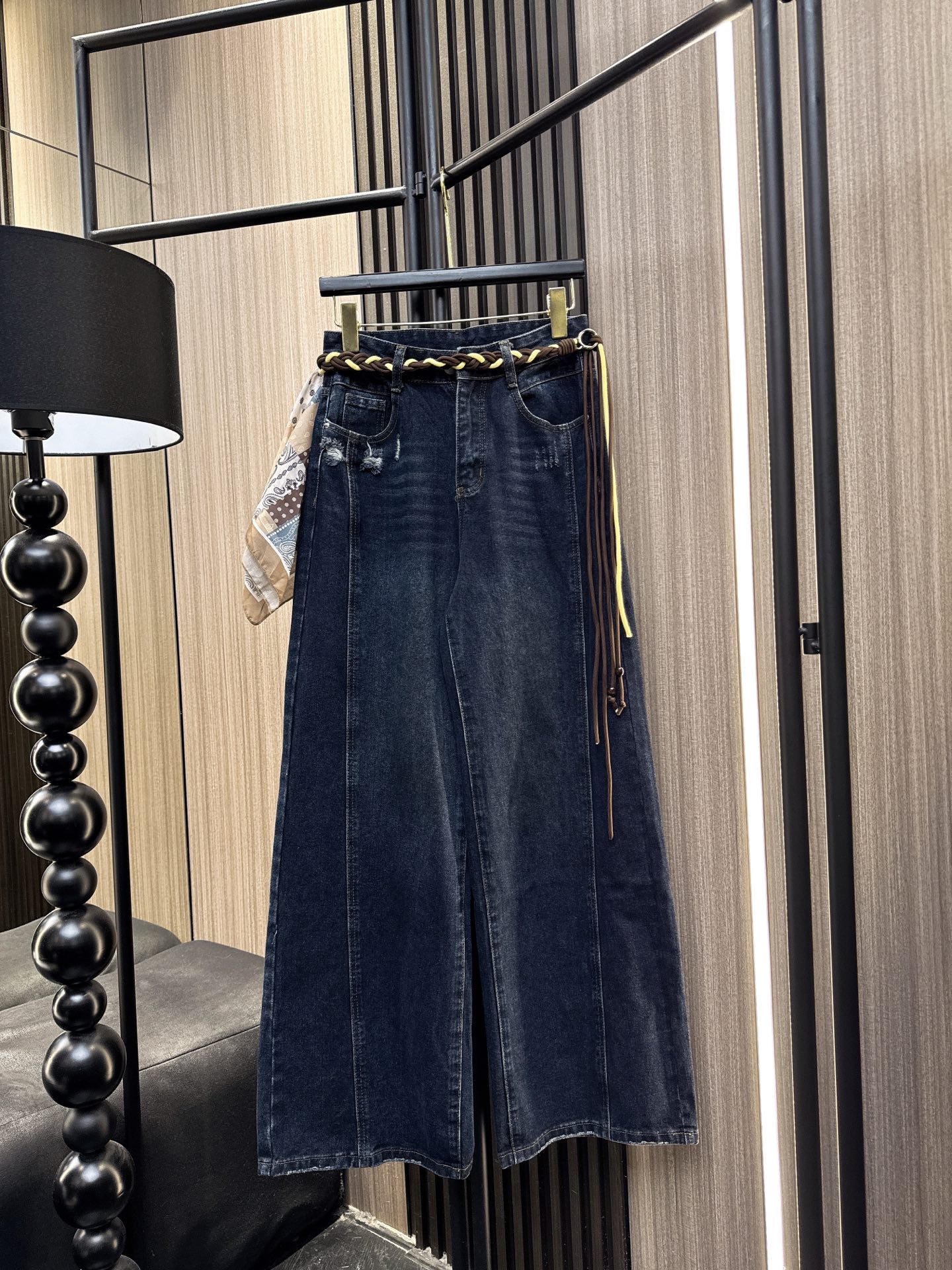 ✨✨✨QOY✨✨✨2025秋冬新款💫 编织绳腰带撞色丝巾直筒阔腿牛仔裤上新！精致编织绳腰带勾勒纤细腰线，