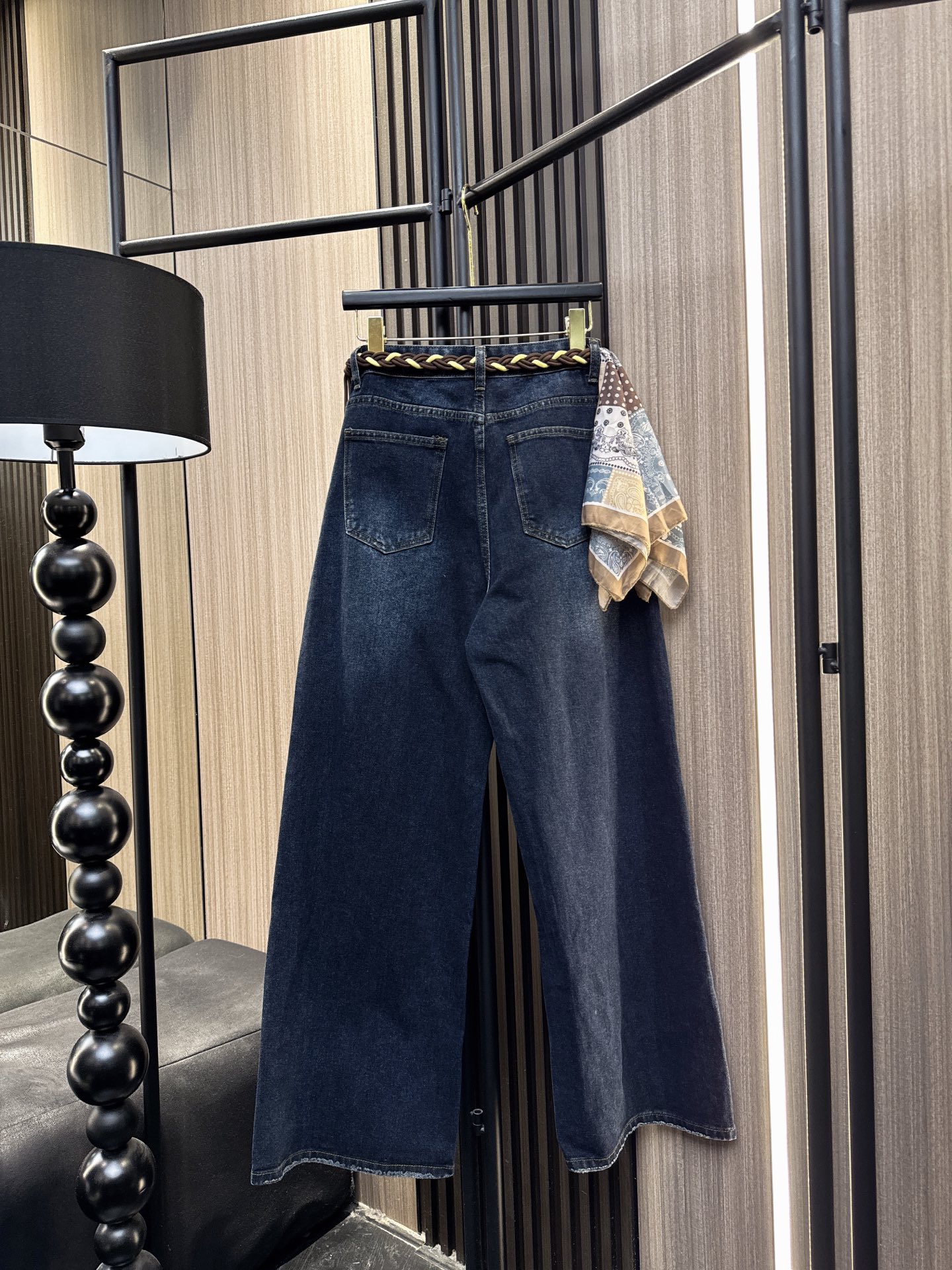 ✨✨✨QOY✨✨✨2025秋冬新款💫 编织绳腰带撞色丝巾直筒阔腿牛仔裤上新！精致编织绳腰带勾勒纤细腰线，