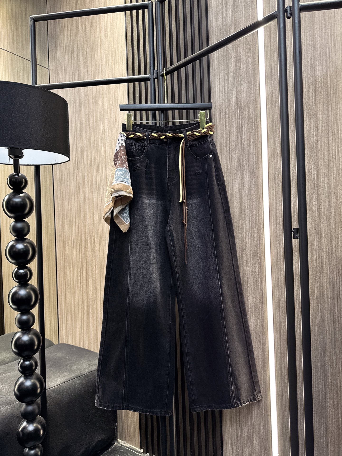 ✨✨✨QOY✨✨✨2025秋冬新款💫 编织绳腰带撞色丝巾直筒阔腿牛仔裤上新！精致编织绳腰带勾勒纤细腰线，