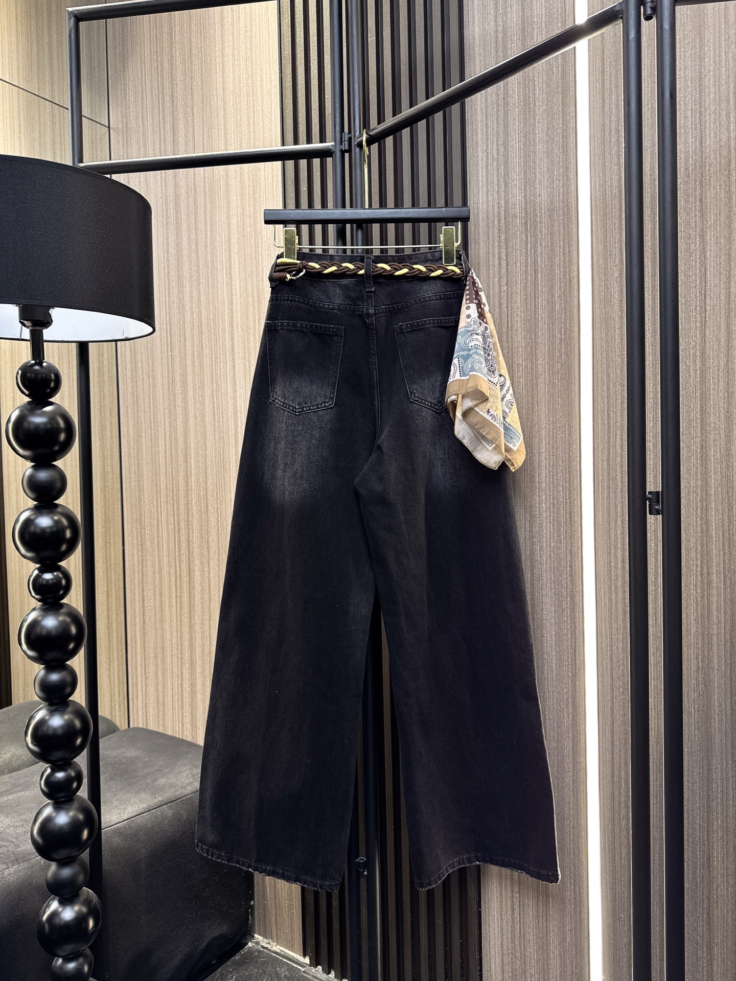 ✨✨✨QOY✨✨✨2025秋冬新款💫 编织绳腰带撞色丝巾直筒阔腿牛仔裤上新！精致编织绳腰带勾勒纤细腰线，