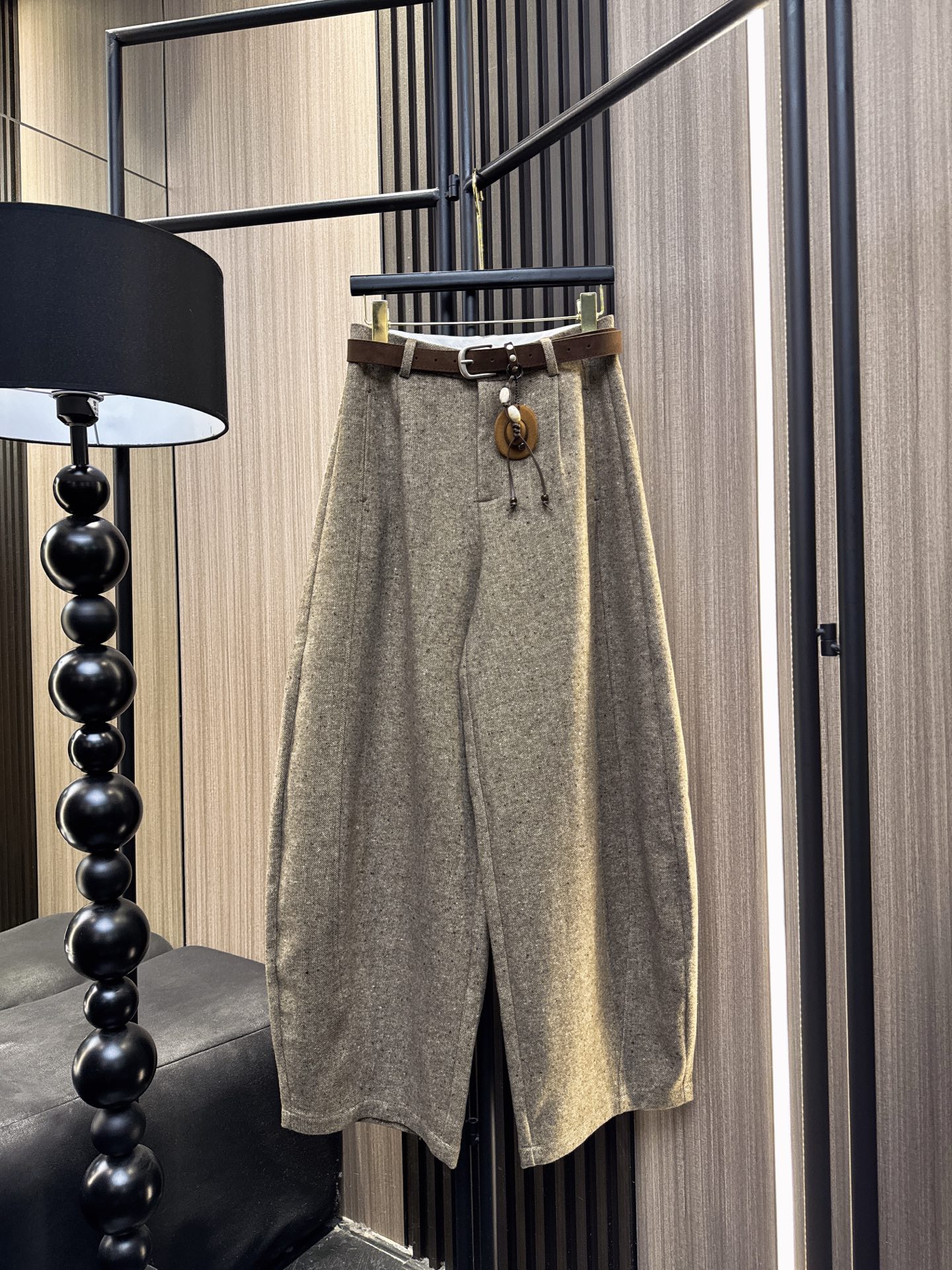 ✨✨✨miumiu✨✨✨2025秋冬新款💫 40%羊毛+60%棉混纺弯刀休闲裤，舒适与时尚完美融合！搭配