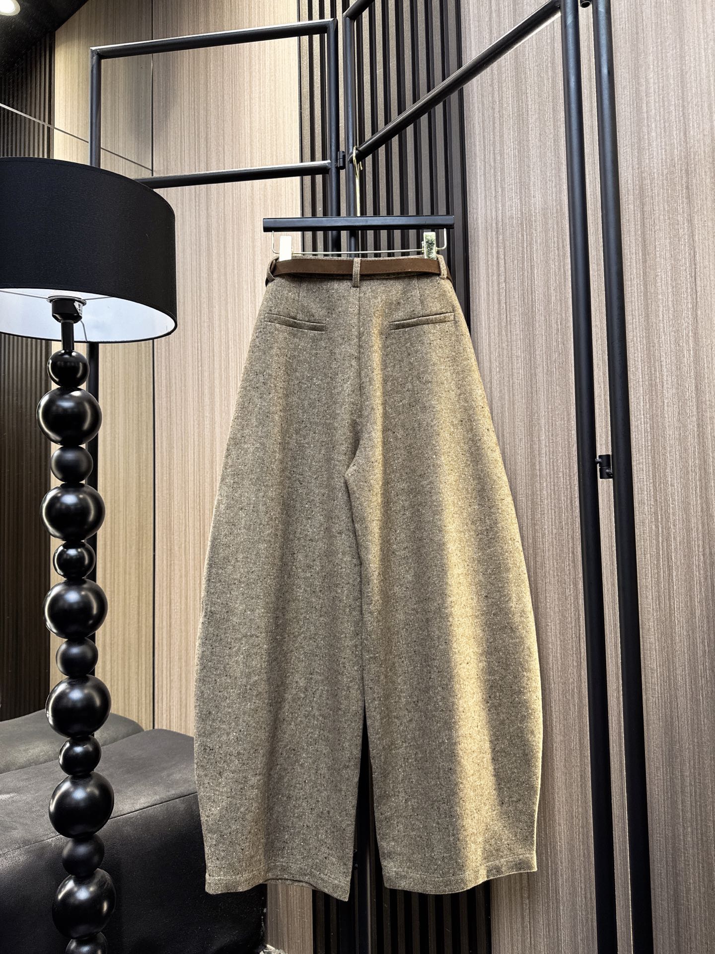 ✨✨✨miumiu✨✨✨2025秋冬新款💫 40%羊毛+60%棉混纺弯刀休闲裤，舒适与时尚完美融合！搭配