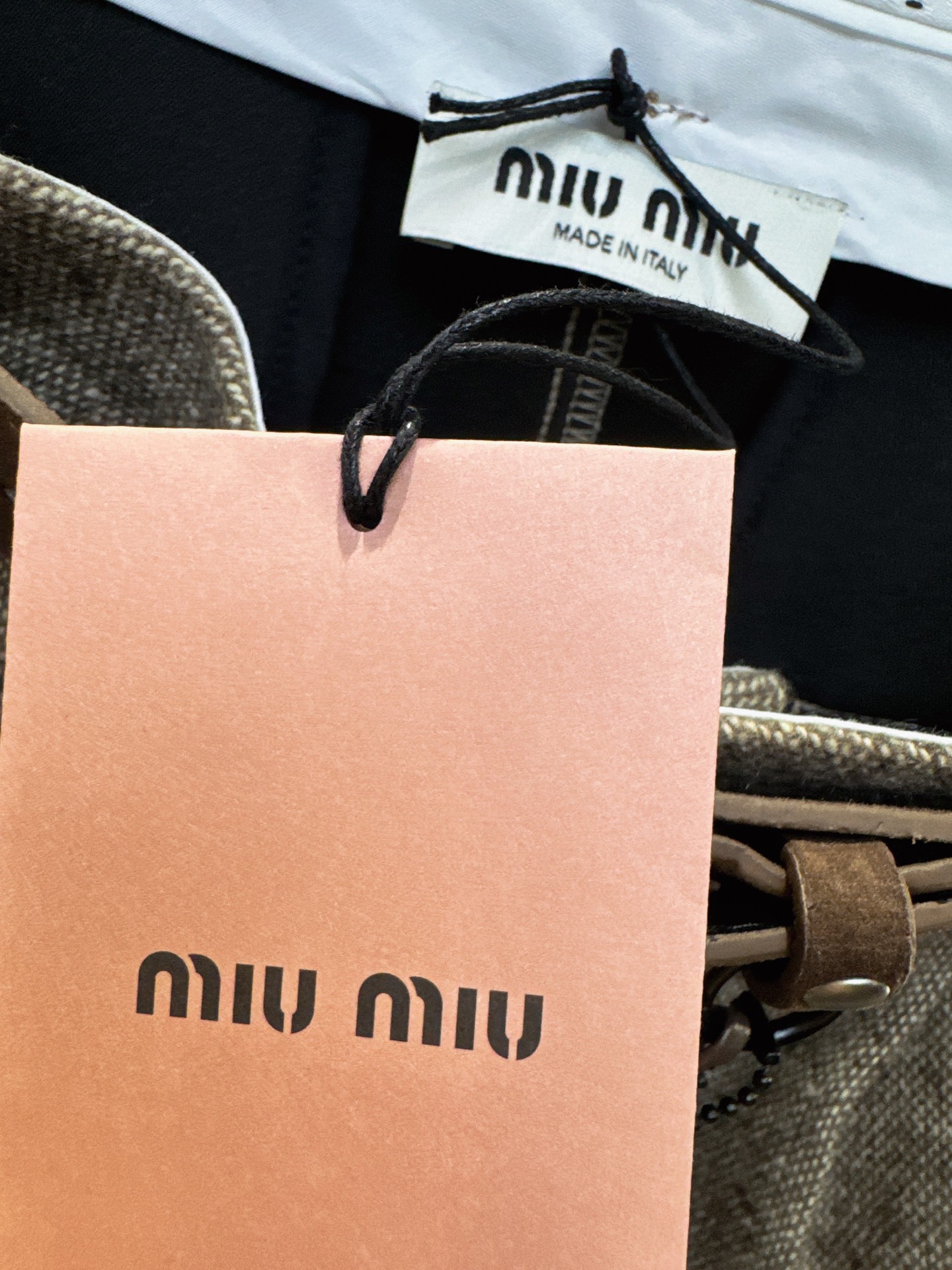 ✨✨✨miumiu✨✨✨2025秋冬新款💫 40%羊毛+60%棉混纺弯刀休闲裤，舒适与时尚完美融合！搭配