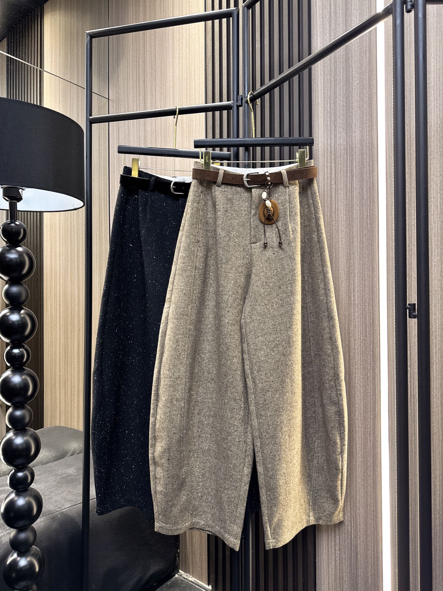 ✨✨✨miumiu✨✨✨2025秋冬新款💫 40%羊毛+60%棉混纺弯刀休闲裤，舒适与时尚完美融合！搭配