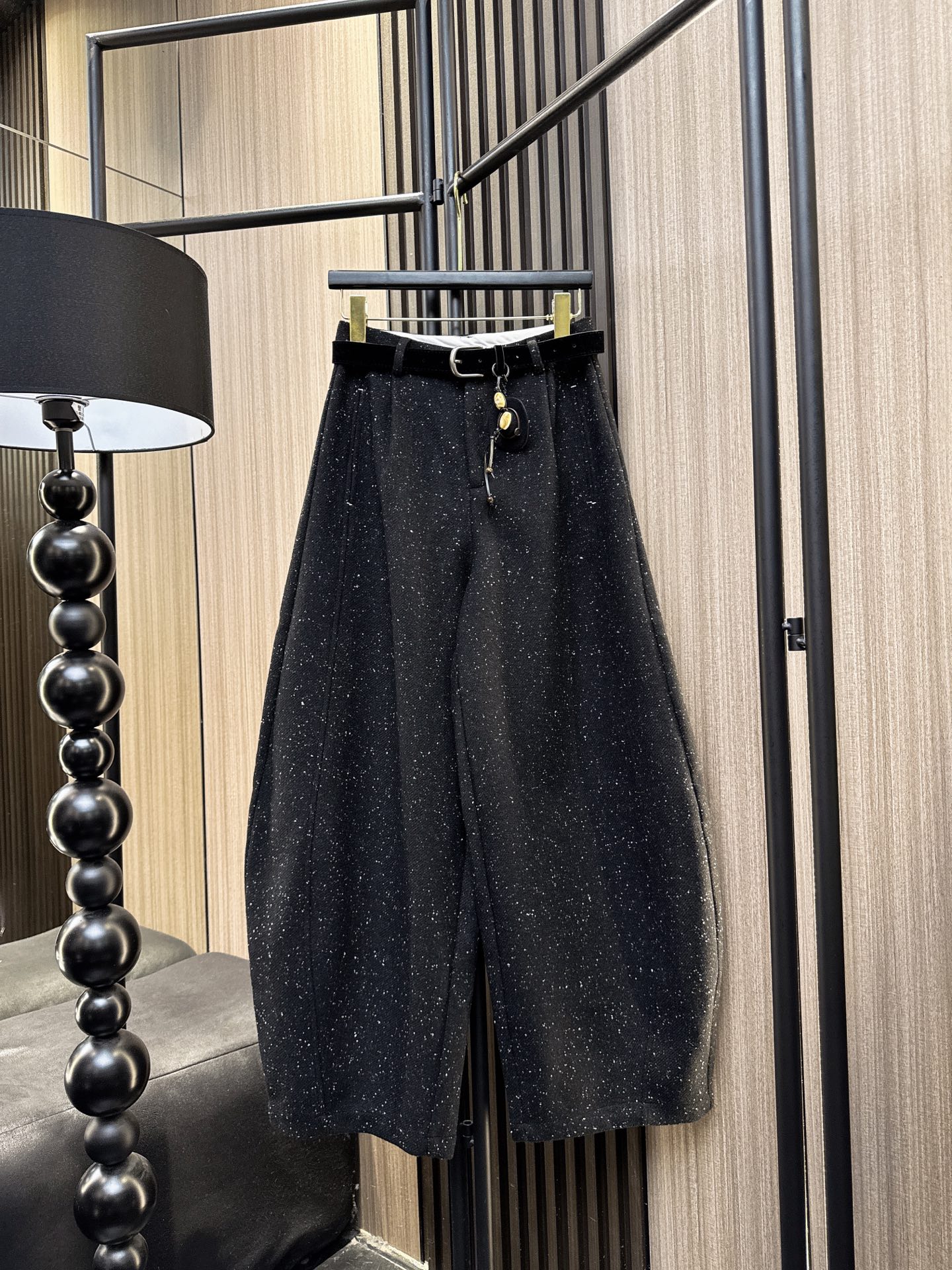 ✨✨✨miumiu✨✨✨2025秋冬新款💫 40%羊毛+60%棉混纺弯刀休闲裤，舒适与时尚完美融合！搭配