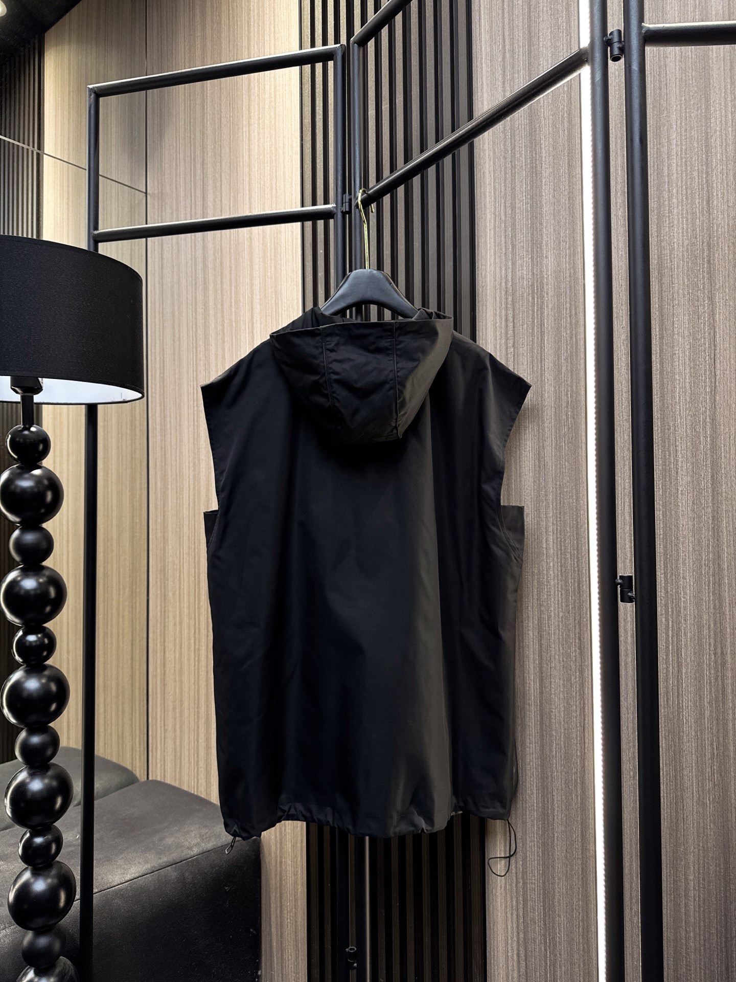 ✨✨✨巴黎世家✨✨✨2025秋冬新款💫这款无袖连帽长款套头上衣采用高级质感PU面料，宽松剪裁完美修饰身材