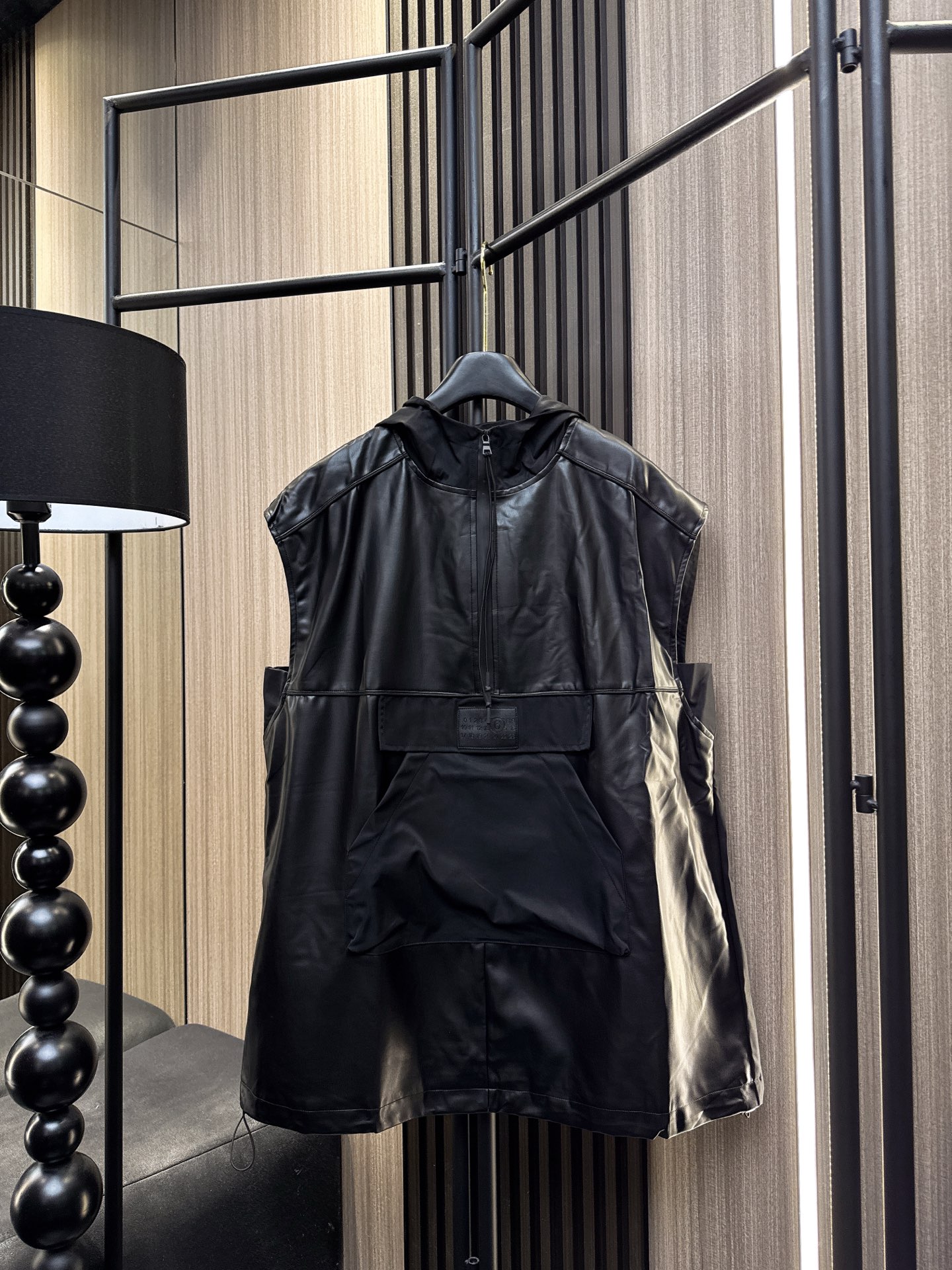 ✨✨✨巴黎世家✨✨✨2025秋冬新款💫这款无袖连帽长款套头上衣采用高级质感PU面料，宽松剪裁完美修饰身材