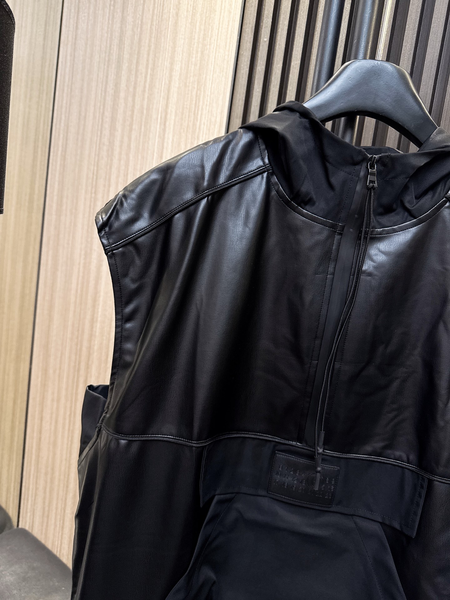 ✨✨✨巴黎世家✨✨✨2025秋冬新款💫这款无袖连帽长款套头上衣采用高级质感PU面料，宽松剪裁完美修饰身材