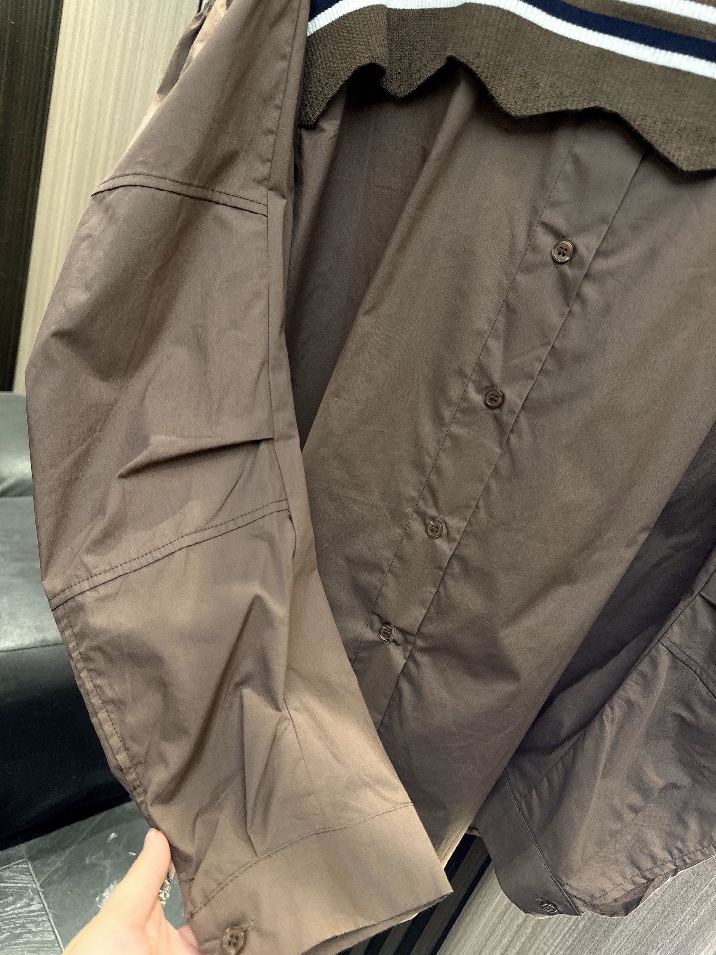 ✨✨✨伊莎贝尔✨✨✨2025秋冬新款【撞色潮流·一见倾心】✨ 💫拆解常规的惊喜之作！这款漏肩拼接衬衫将慵