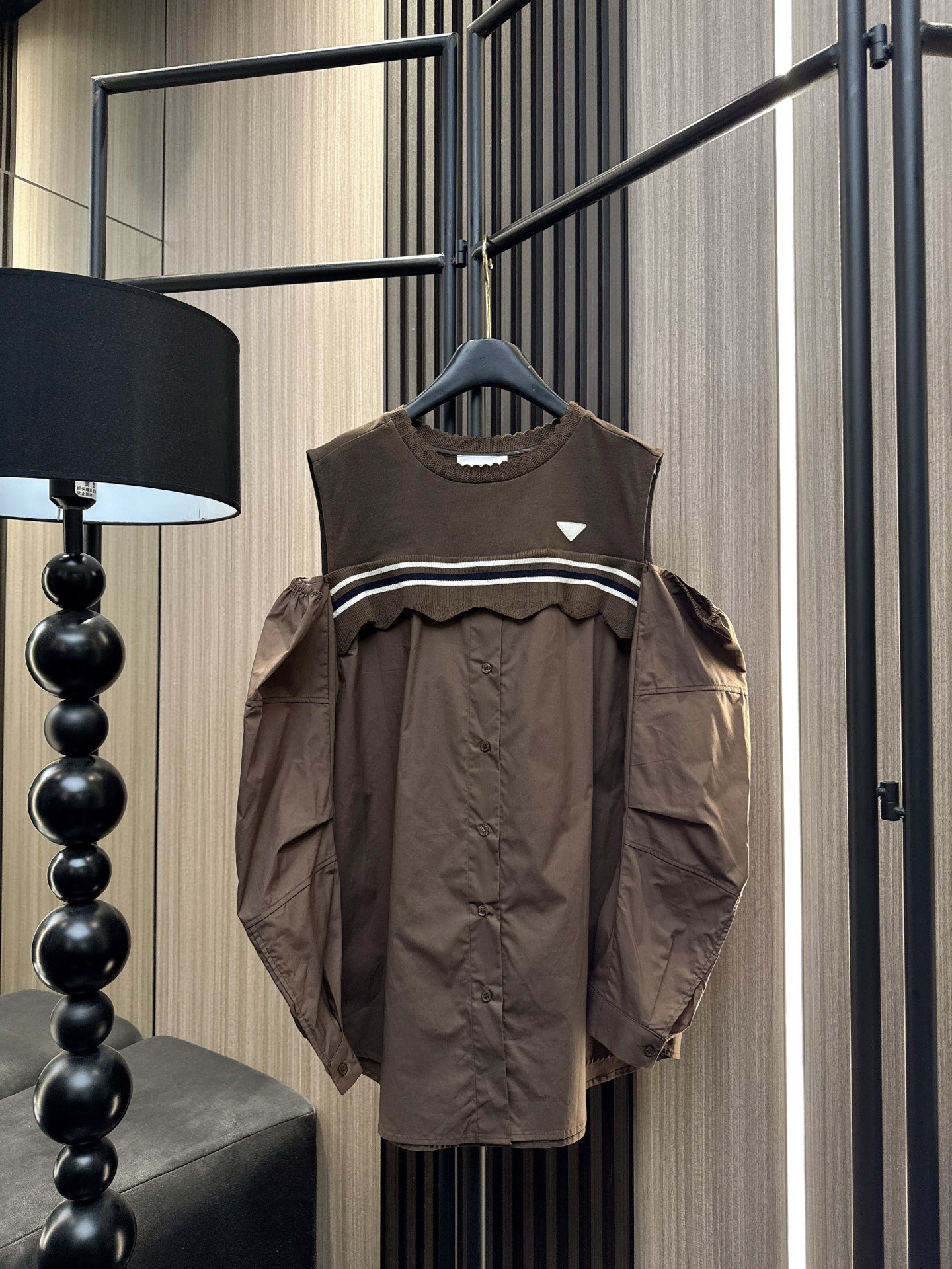 ✨✨✨伊莎贝尔✨✨✨2025秋冬新款【撞色潮流·一见倾心】✨ 💫拆解常规的惊喜之作！这款漏肩拼接衬衫将慵