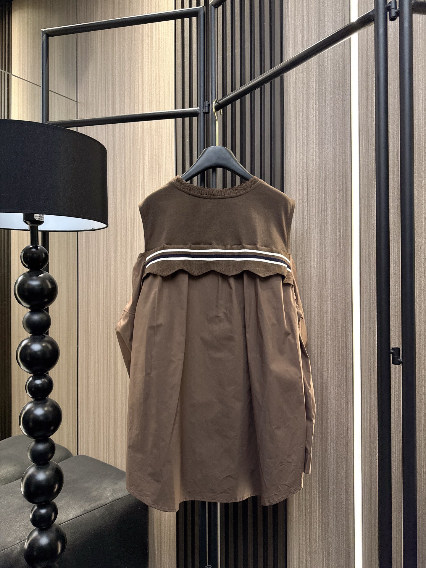 ✨✨✨伊莎贝尔✨✨✨2025秋冬新款【撞色潮流·一见倾心】✨ 💫拆解常规的惊喜之作！这款漏肩拼接衬衫将慵