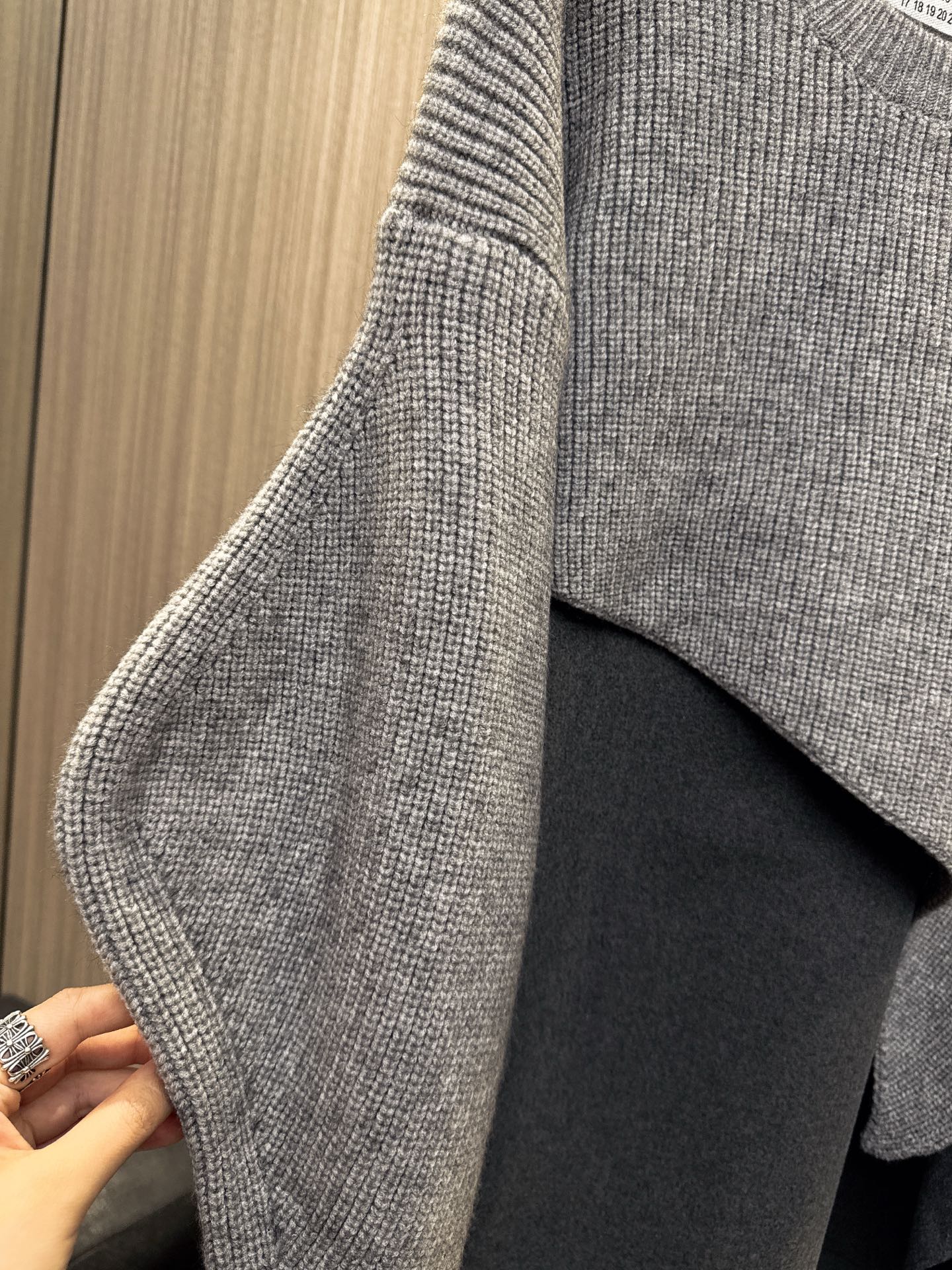 ✨✨✨玛吉拉✨✨✨2025秋冬新款 💫70%羊毛30%棉 保暖舒适两件套上衣！柔软亲肤的内搭背心搭配时尚