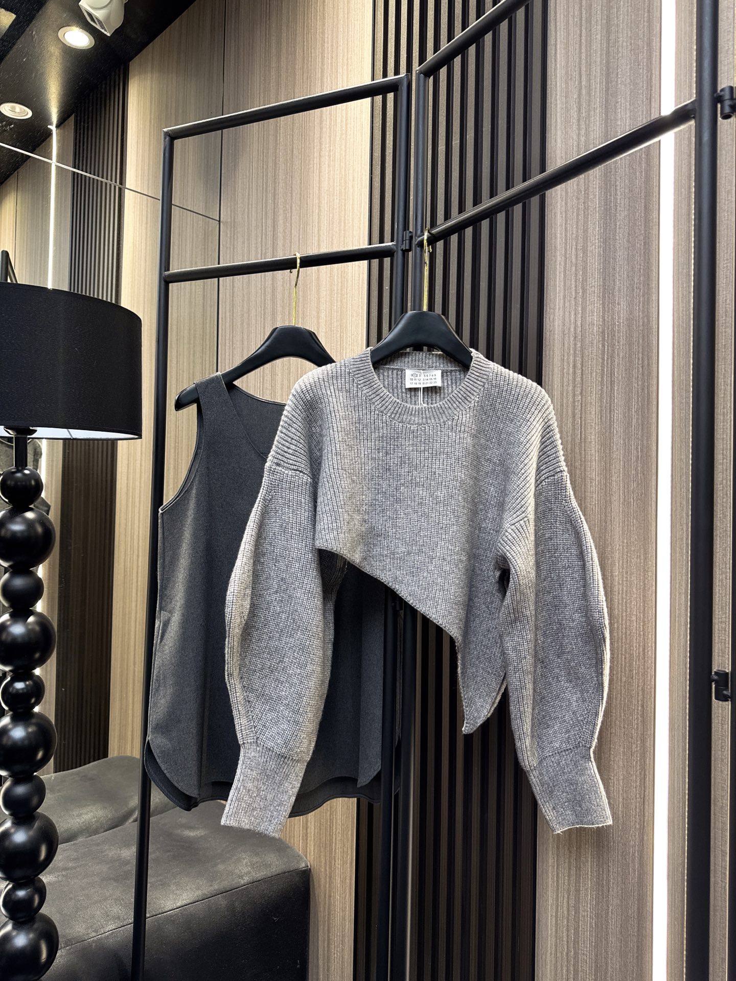 ✨✨✨玛吉拉✨✨✨2025秋冬新款 💫70%羊毛30%棉 保暖舒适两件套上衣！柔软亲肤的内搭背心搭配时尚