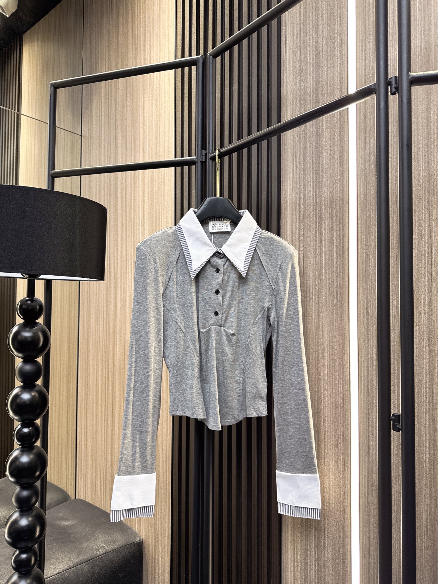 ✨✨✨玛吉拉✨✨✨2025秋冬新款💫条纹拼接翻领长袖上衣🔥 一件穿出高级感！精选舒适面料，精致翻领设计，