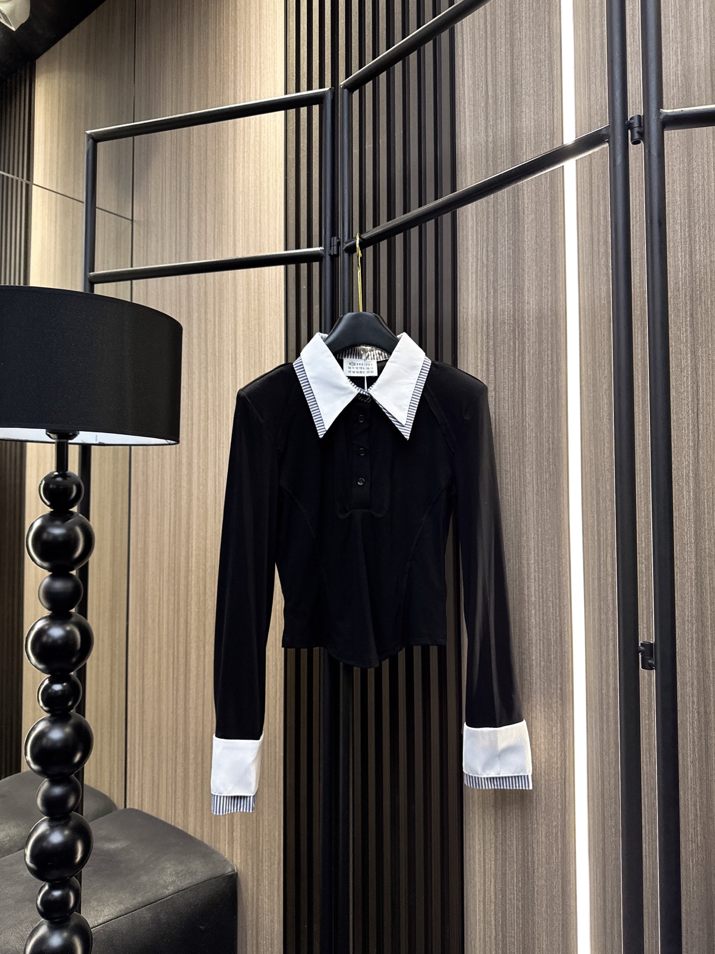 ✨✨✨玛吉拉✨✨✨2025秋冬新款💫条纹拼接翻领长袖上衣🔥 一件穿出高级感！精选舒适面料，精致翻领设计，