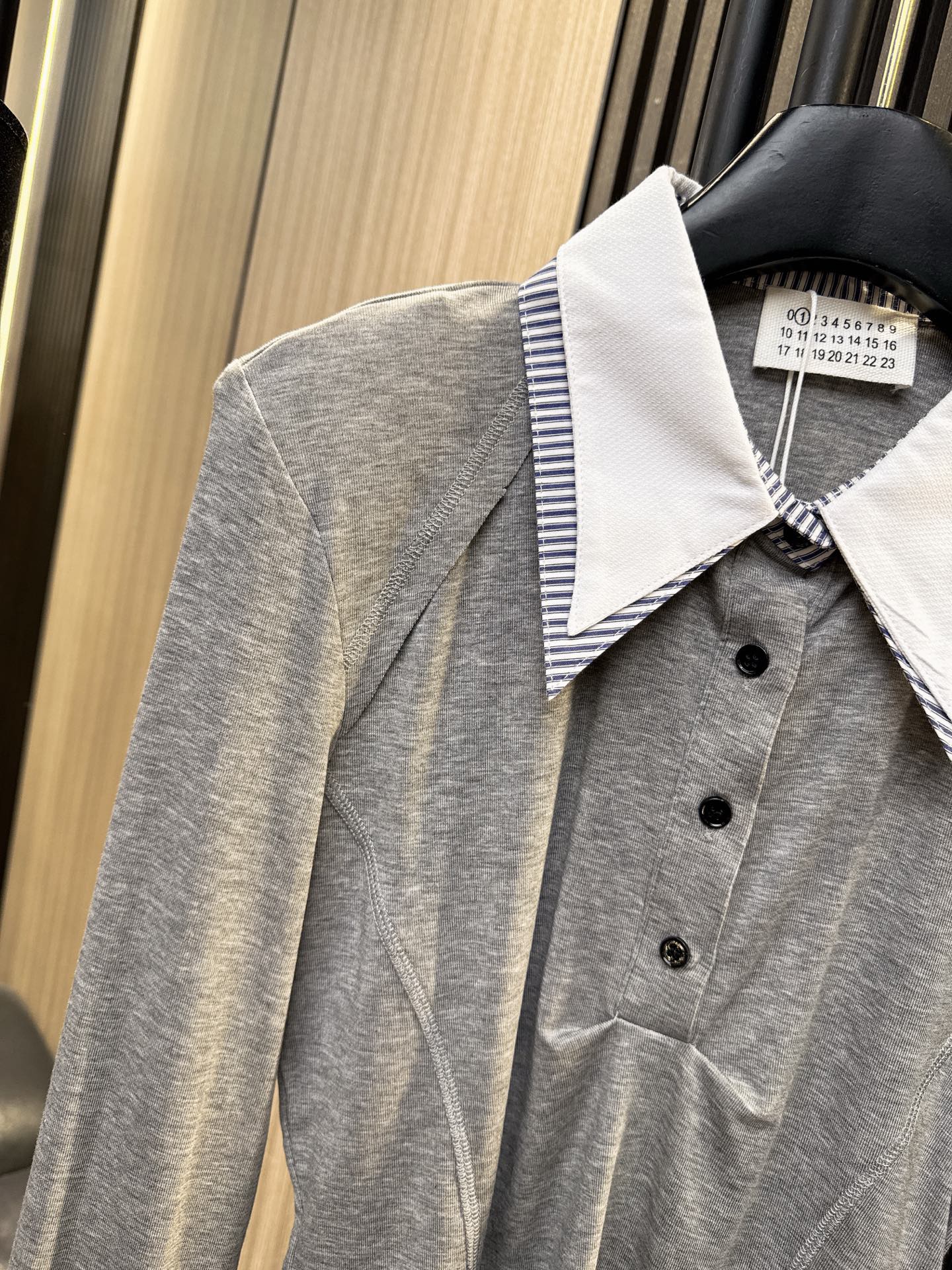 ✨✨✨玛吉拉✨✨✨2025秋冬新款💫条纹拼接翻领长袖上衣🔥 一件穿出高级感！精选舒适面料，精致翻领设计，