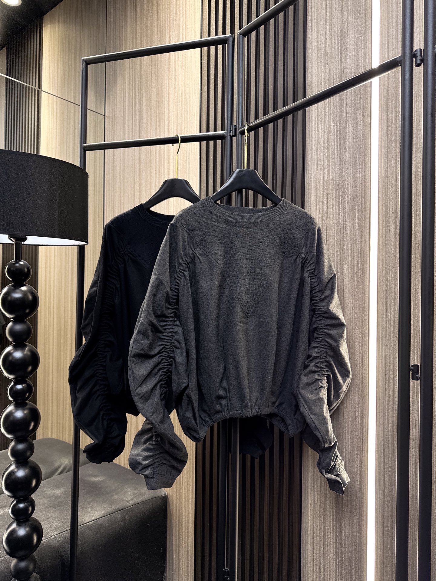 ✨✨✨玛吉拉✨✨✨2025秋冬新款💫70%羊毛混纺30%棉质打揽长袖上衣，高级感深V拼接圆领设计！柔软亲